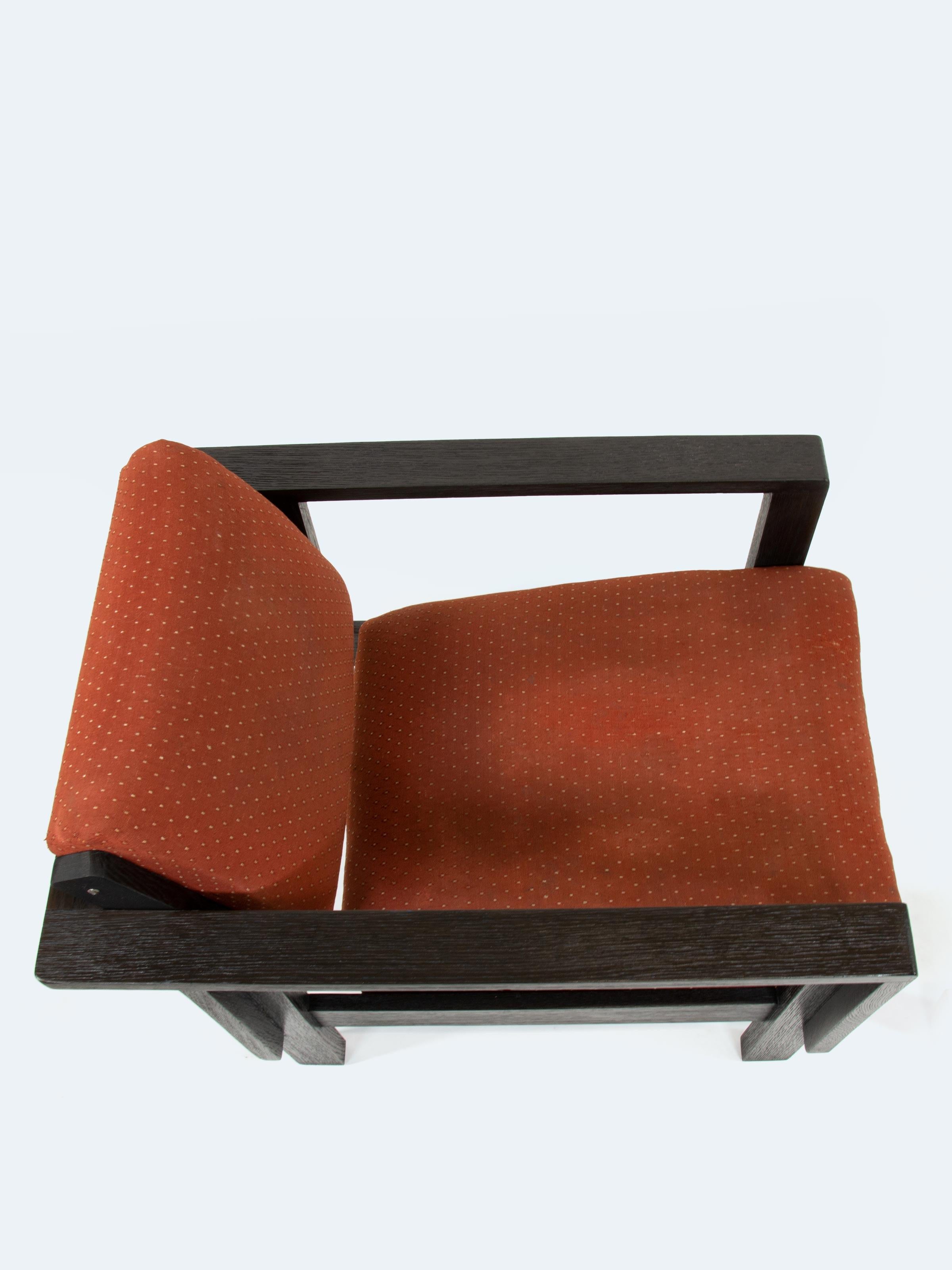 Ce fauteuil d'Erich Dieckmann, figure centrale du mouvement Bauhaus, est un exemple étonnant de design moderniste du début du XXe siècle. Dieckmann, diplômé de la Bauhochschule de Weimar et chef de l'atelier de menuiserie, était connu pour sa