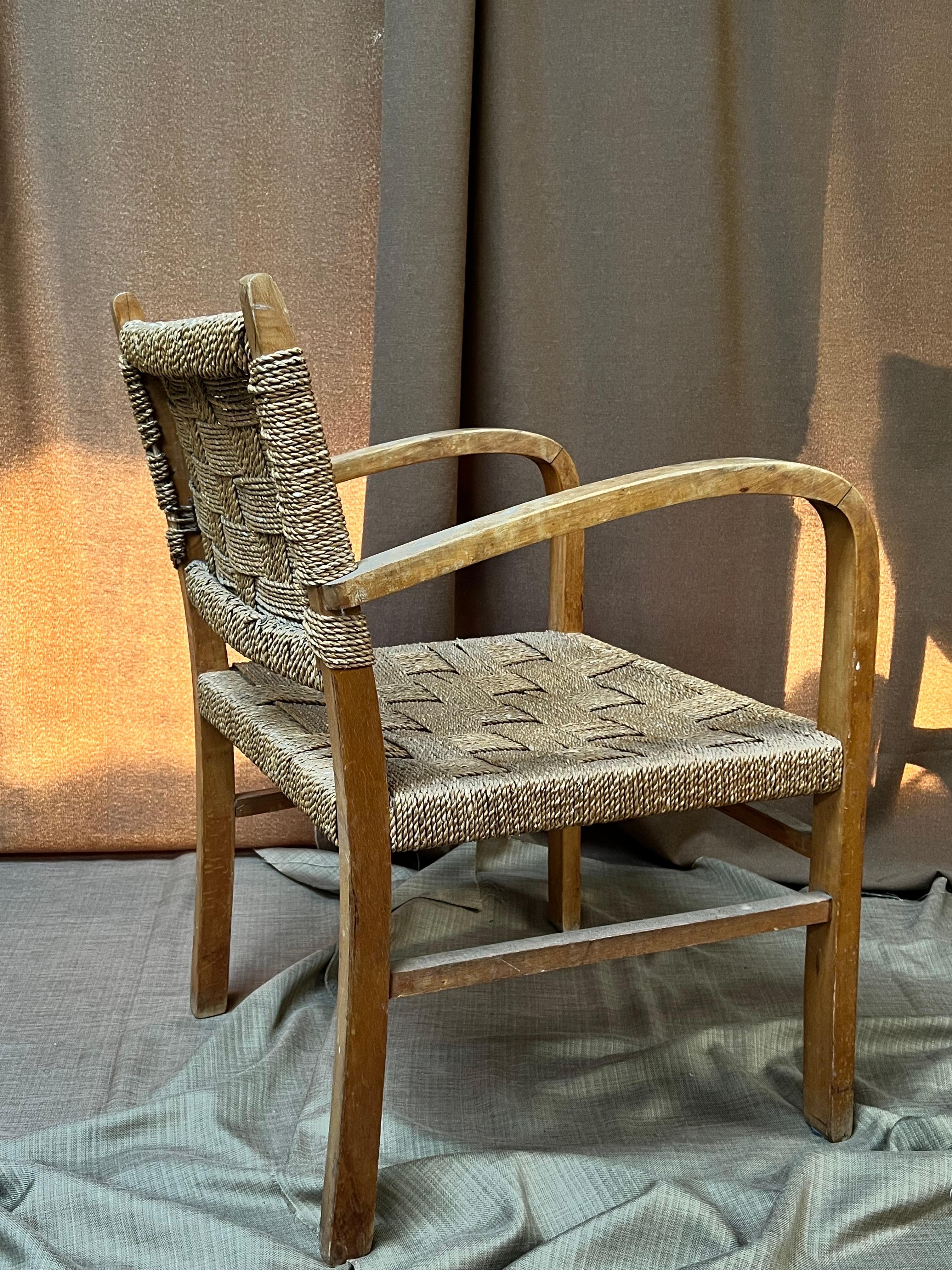 Fauteuil en bois du moderniste Erich Dieckmann. Fabriqué en bois massif courbé et en corde. Elegant et minimaliste avec une excellente combinaison de matériaux. Léger, facile à déplacer. Le siège et le dossier sont souples et flexibles. Les