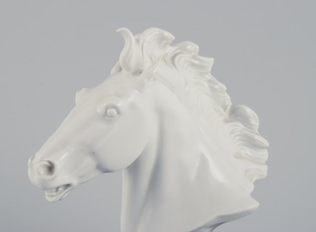 Vernissé Erich Oehme pour Meissen, Allemagne Sculpture en porcelaine. Tête de cheval en vente