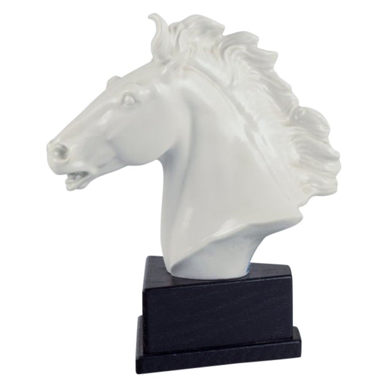 Erich Oehme pour Meissen, Allemagne Sculpture en porcelaine. Tête de cheval