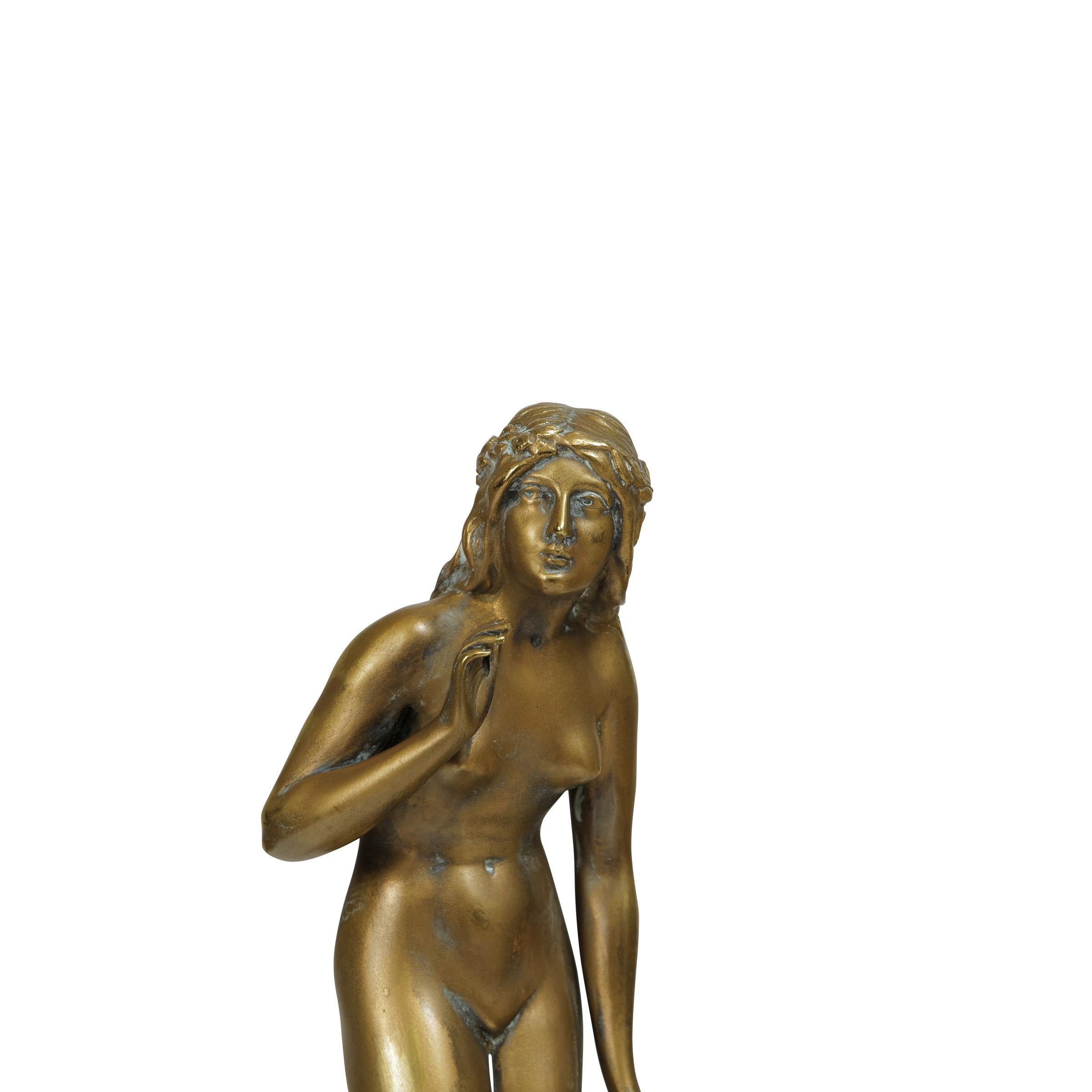 Patinato Erich Schmidt-Kestner Ragazza in bronzo con cervo su base ovale in marmo 1910 circa in vendita