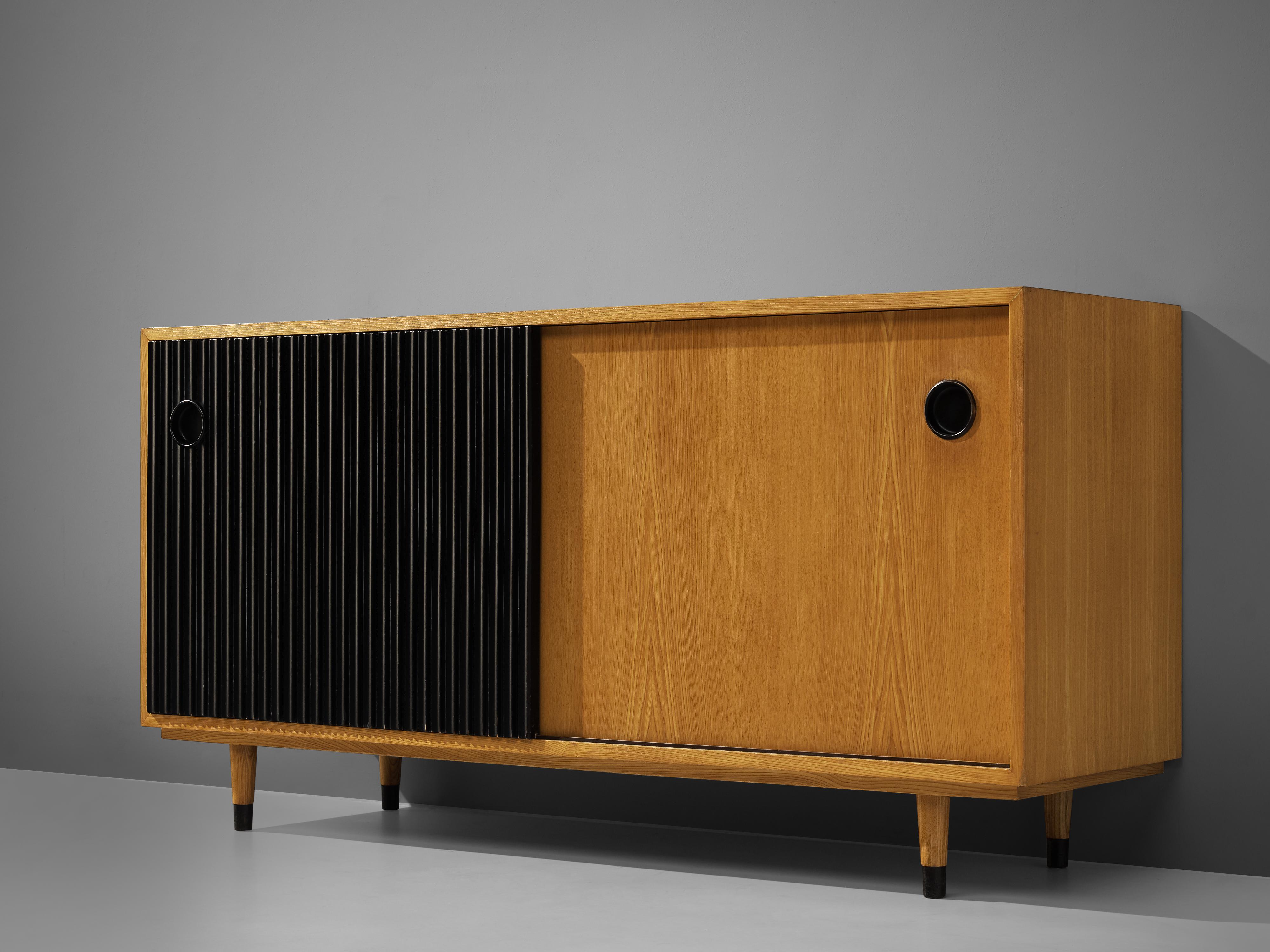 Erich Stratmann for Oldenburger Möbelwerkstätten, sideboard, ash, wood, Germany, 1950s

This sideboard was designed within the furniture line of storage pieces and a desk 'Idee Möbel Programme' that Erich Stratmann designed in the 1950s. Two sliding