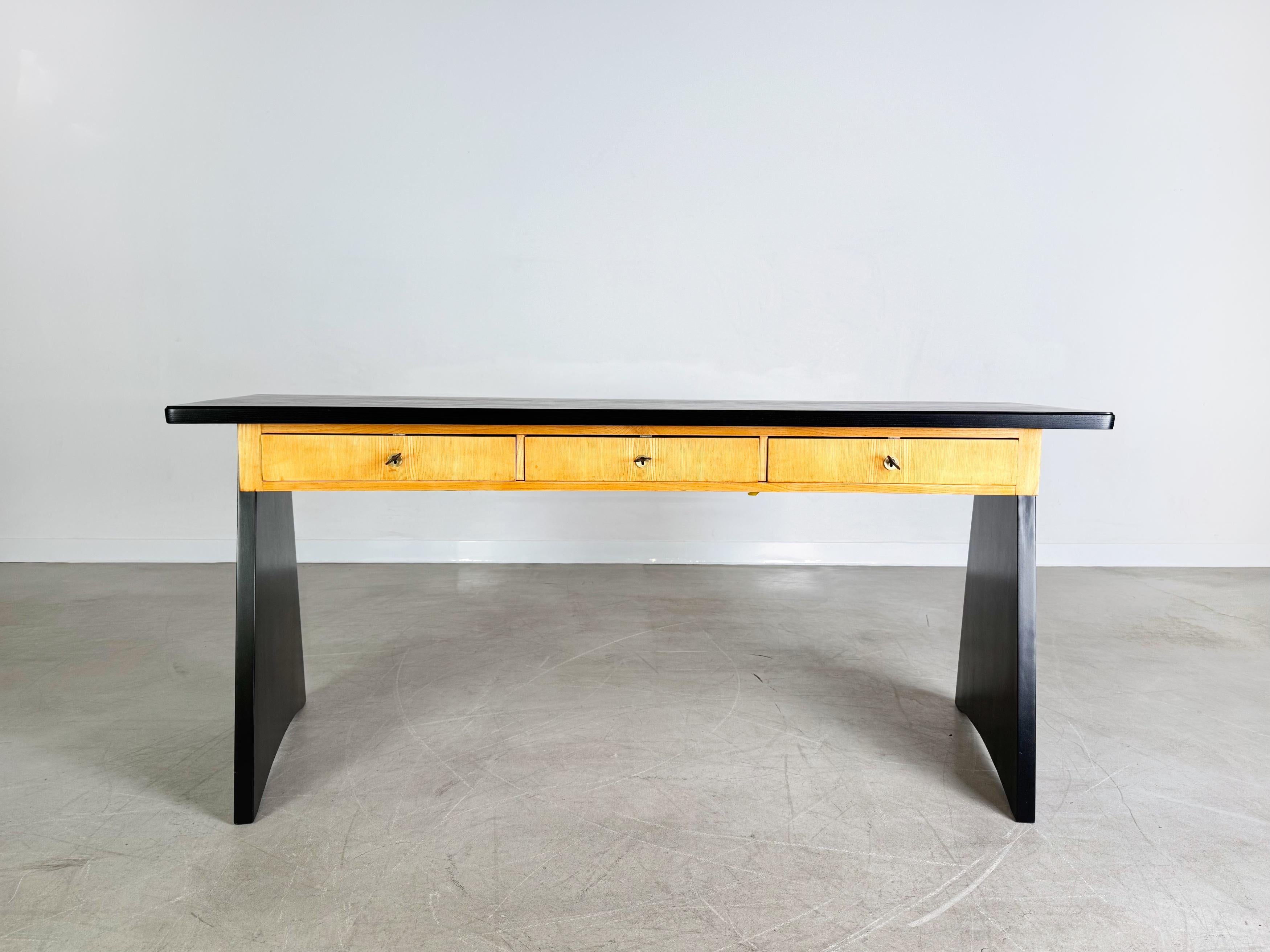 Wir bieten einen sehr schönen Midcentury Schreibtisch vom deutschen Designer Erich Stratmann für Idee Möbel zum Verkauf an.

Die Tischplatte wurde professionell aufgearbeitet und schwarz lackiert.

Zustand: Guter gebrauchter Zustand mit