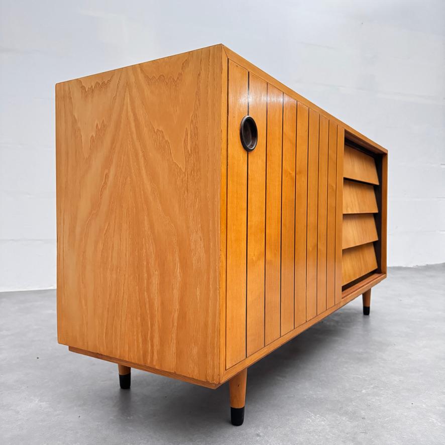 Erich Stratmann inlaid ash credenza for Oldenburger Möbel, Germany, 1950's. In Good Condition For Sale In CASTENRAY, NL