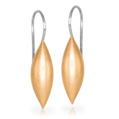 Ohrgehänge Cocoon Pod aus Roségold und Platin mit Draht von Erich Zimmermann