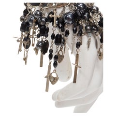 ERICKSON BEAMON Bracelet large « punk » en cuir noir avec chaîne et fleurs argentées