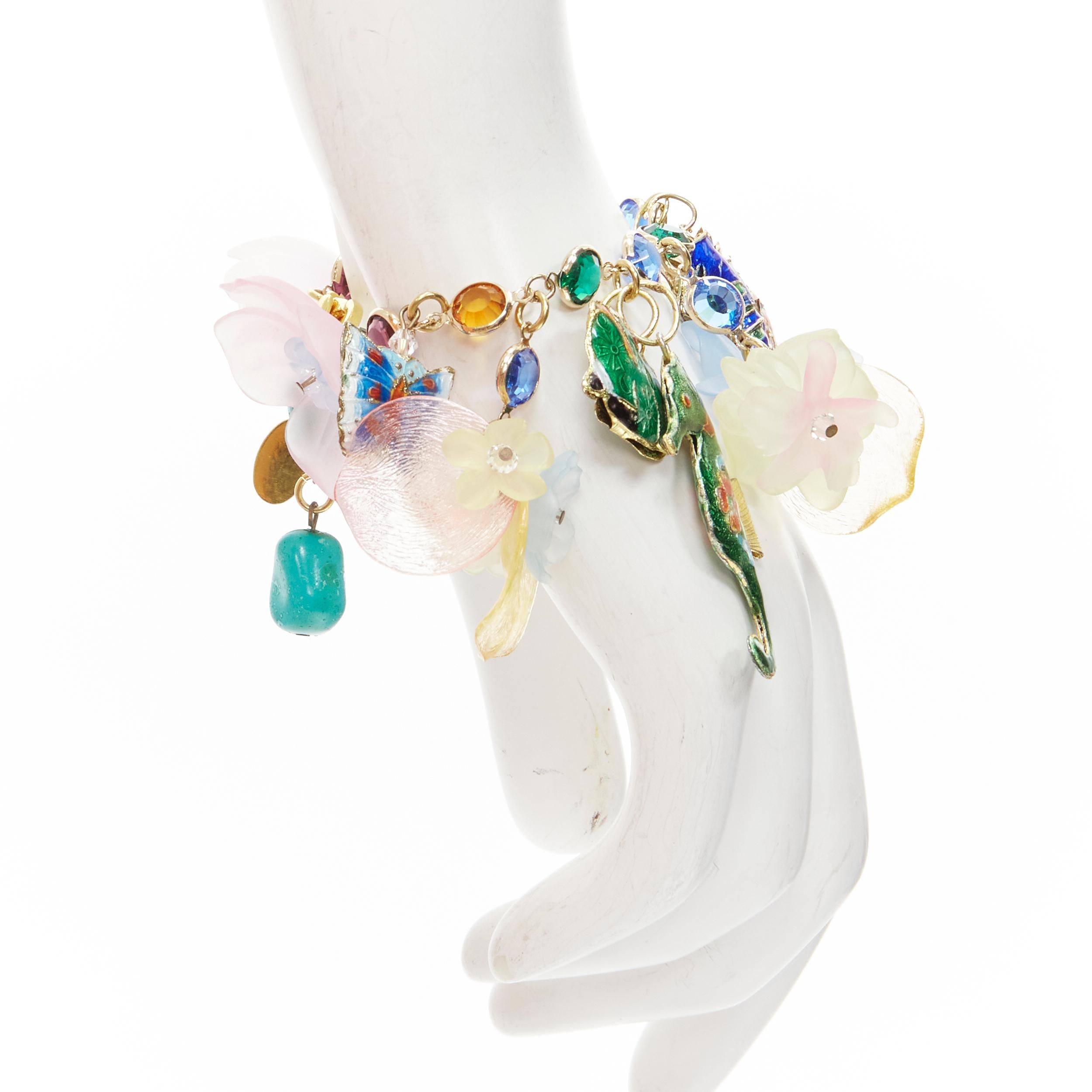 Bracciale in cristallo acrilico Erickson Beamon con fiori colorati e creature marine
Riferimento: ANWU/A00284
Marchio: Erickson Beamon
Materiale: Acrilico, metallo
Colore: Multicolore, Oro
Modello: Stampa animalier
Chiusura: Chiusura ad