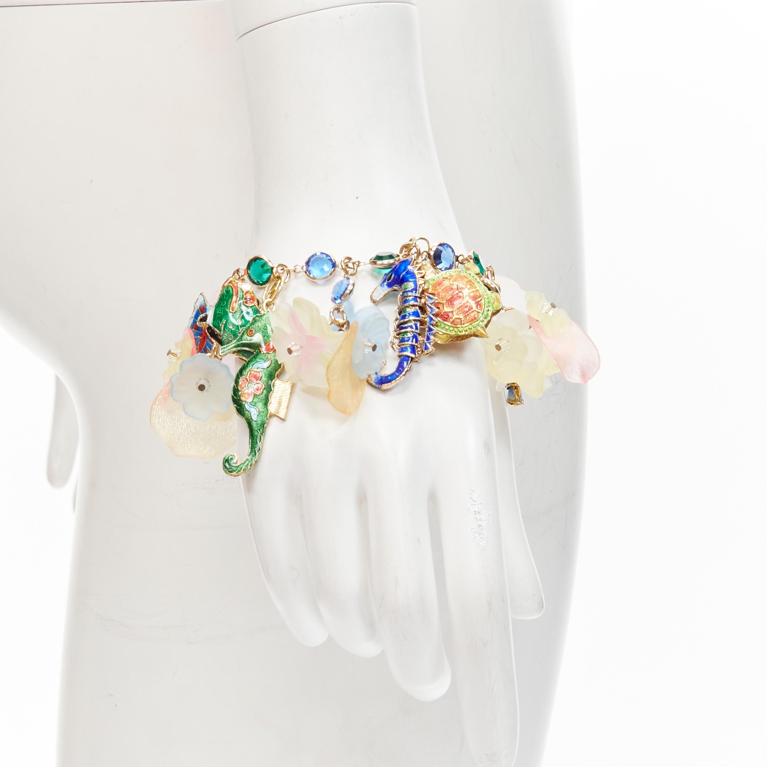 Donna Bracciale in cristallo acrilico Erickson Beamon con fiori colorati e creature marine in vendita