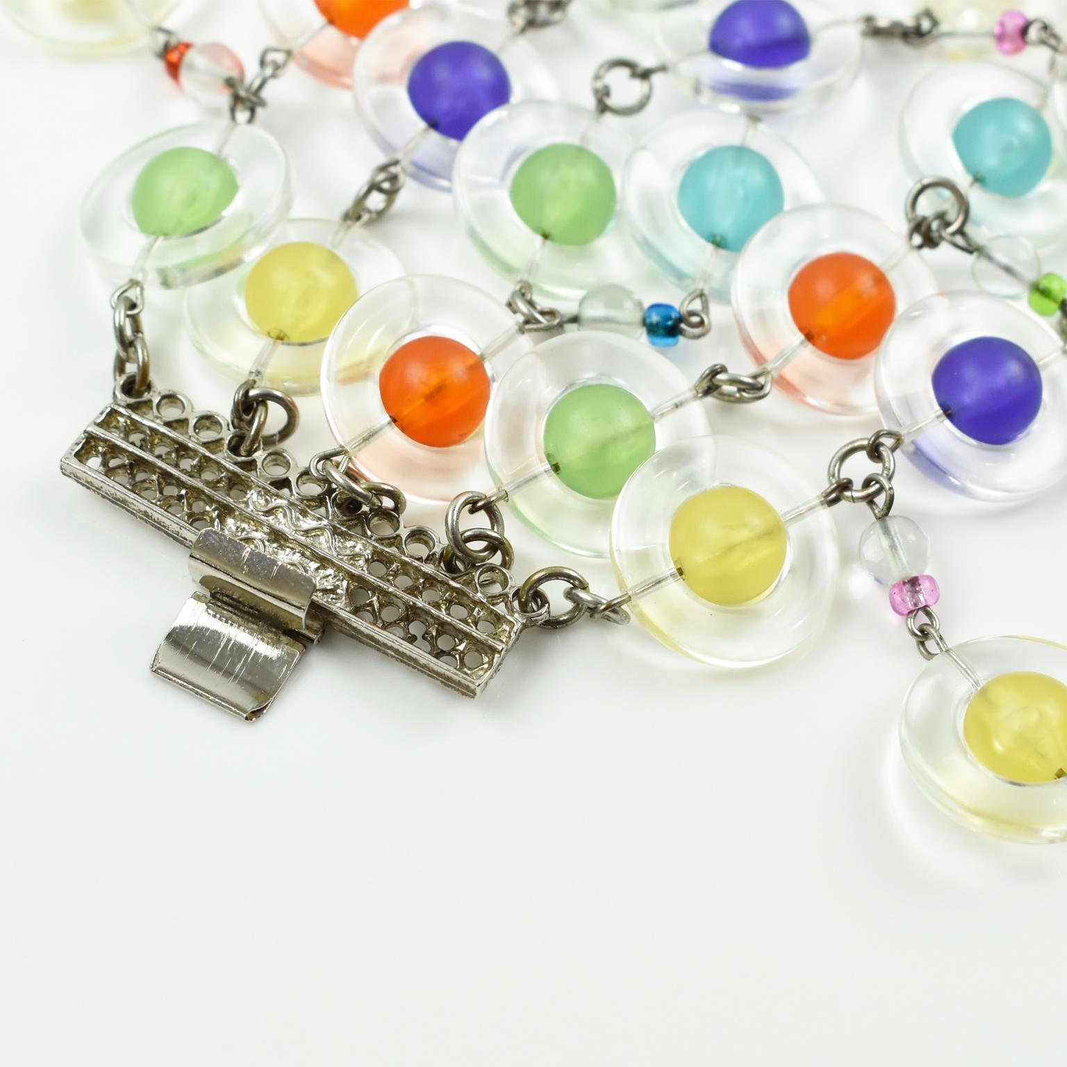 Erickson Beamon Mehrfarbiges Lucite-Gliederarmband mit Anhängern im Zustand „Hervorragend“ im Angebot in Atlanta, GA