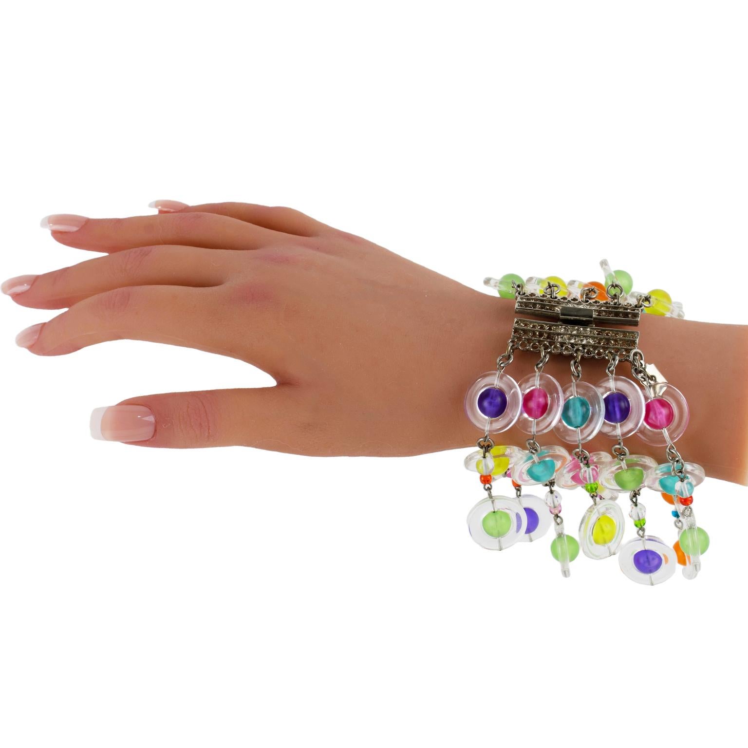 Erickson Beamon Mehrfarbiges Lucite-Gliederarmband mit Anhängern im Angebot 3