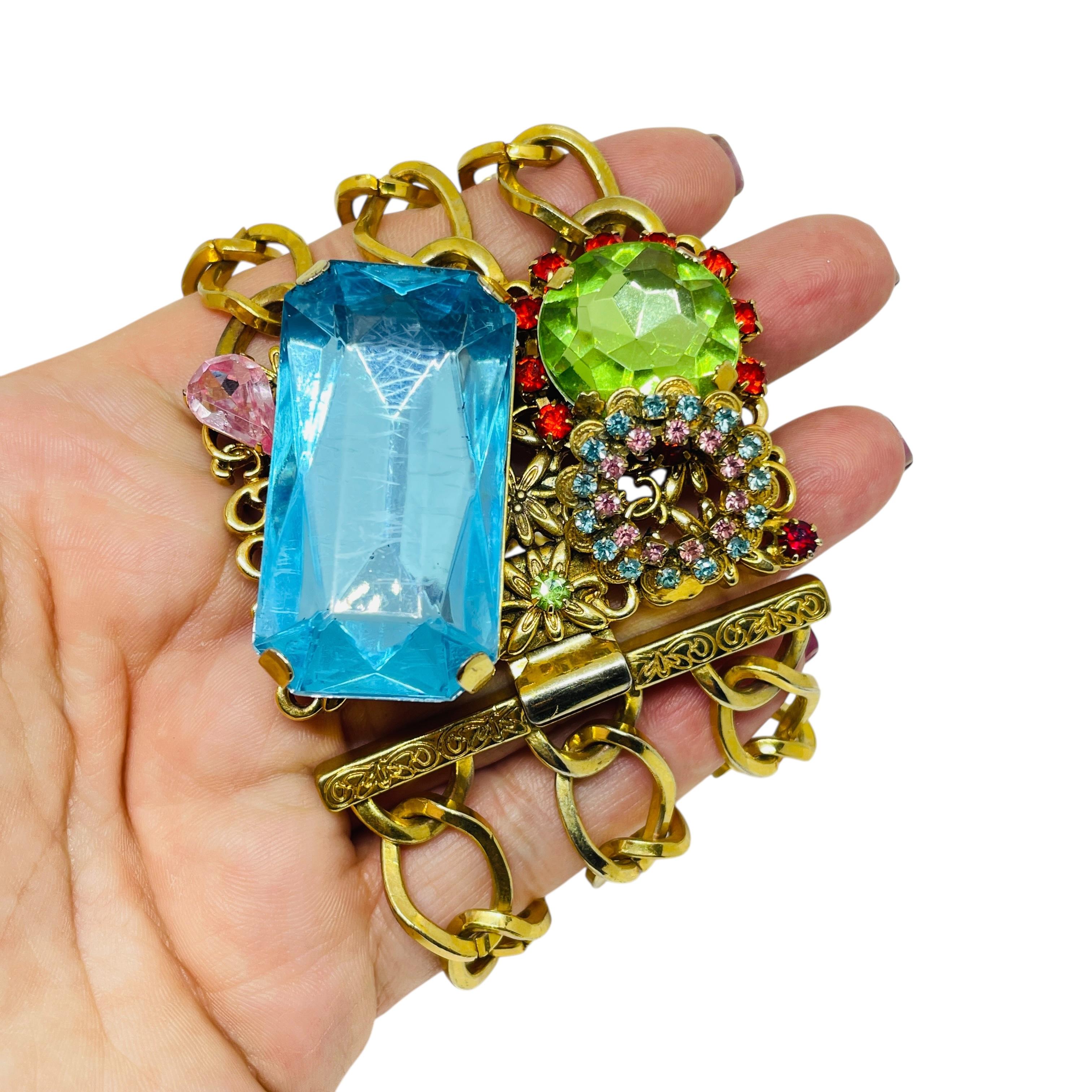 DÉTAILS

• signé ERICKSON BEAMON pour TARGET

• ton or avec pierres de verre

• bracelet design vintage
 
MESURES  

• CONDITION

•  très bon état vintage avec peu de signes d'usure 

 Sku 55

❤️❤️   BIJOUX VINTAGE DE CRÉATEURS   ❤️❤️

❤️❤️ 