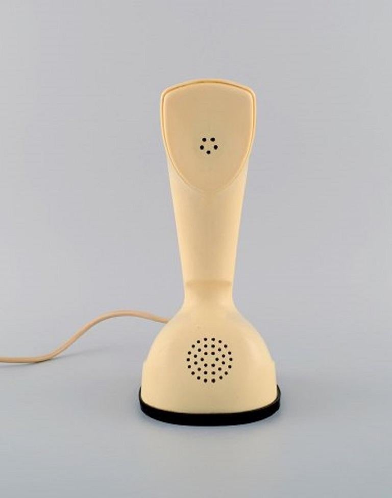 Ericsson Cobra Telefon aus cremefarbenem Kunststoff mit Drehscheibe an der Unterseite. Schwedische Design-Ikone, 1960er Jahre.
Maße: 21 x 11 cm.
In sehr gutem Zustand.