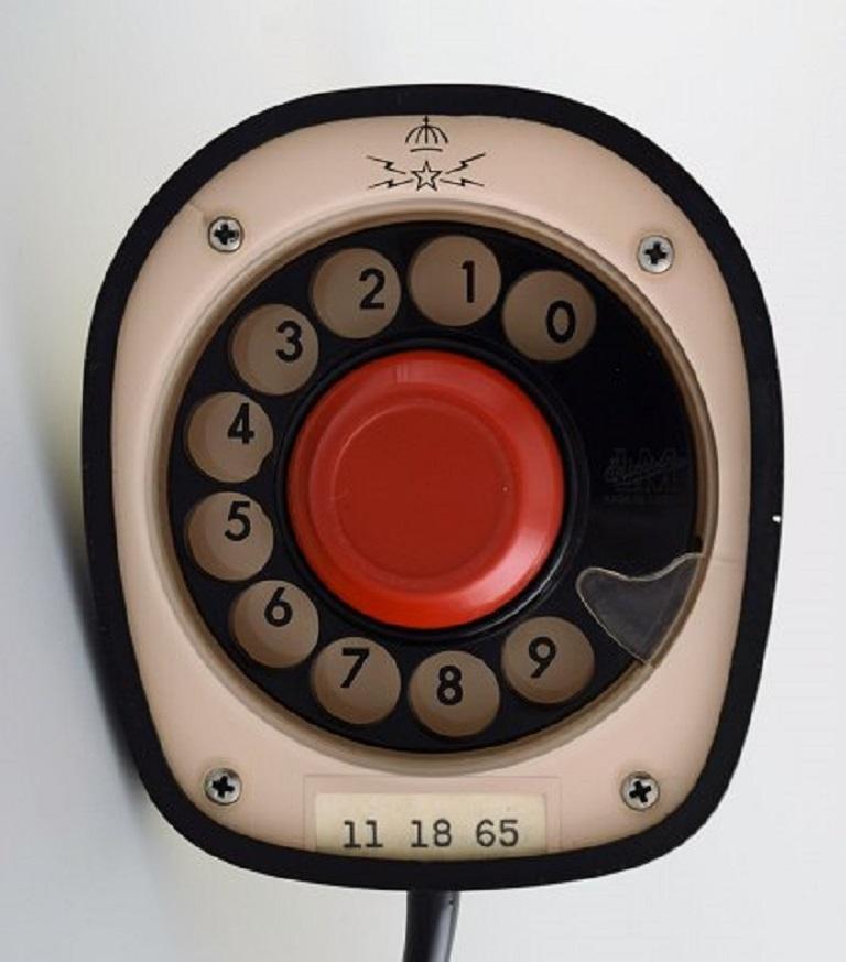 Swedish Ericsson Cobra Phone in Cream-Colored Plastic with Turntable at the Bottom For Sale