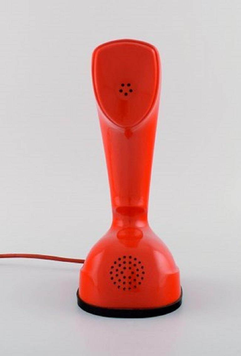 Ericsson Cobra phone in red plastic with turntable at the bottom. Swedish design icon, 1960s.
Measures: 21 x 11 cm.
In very good condition.