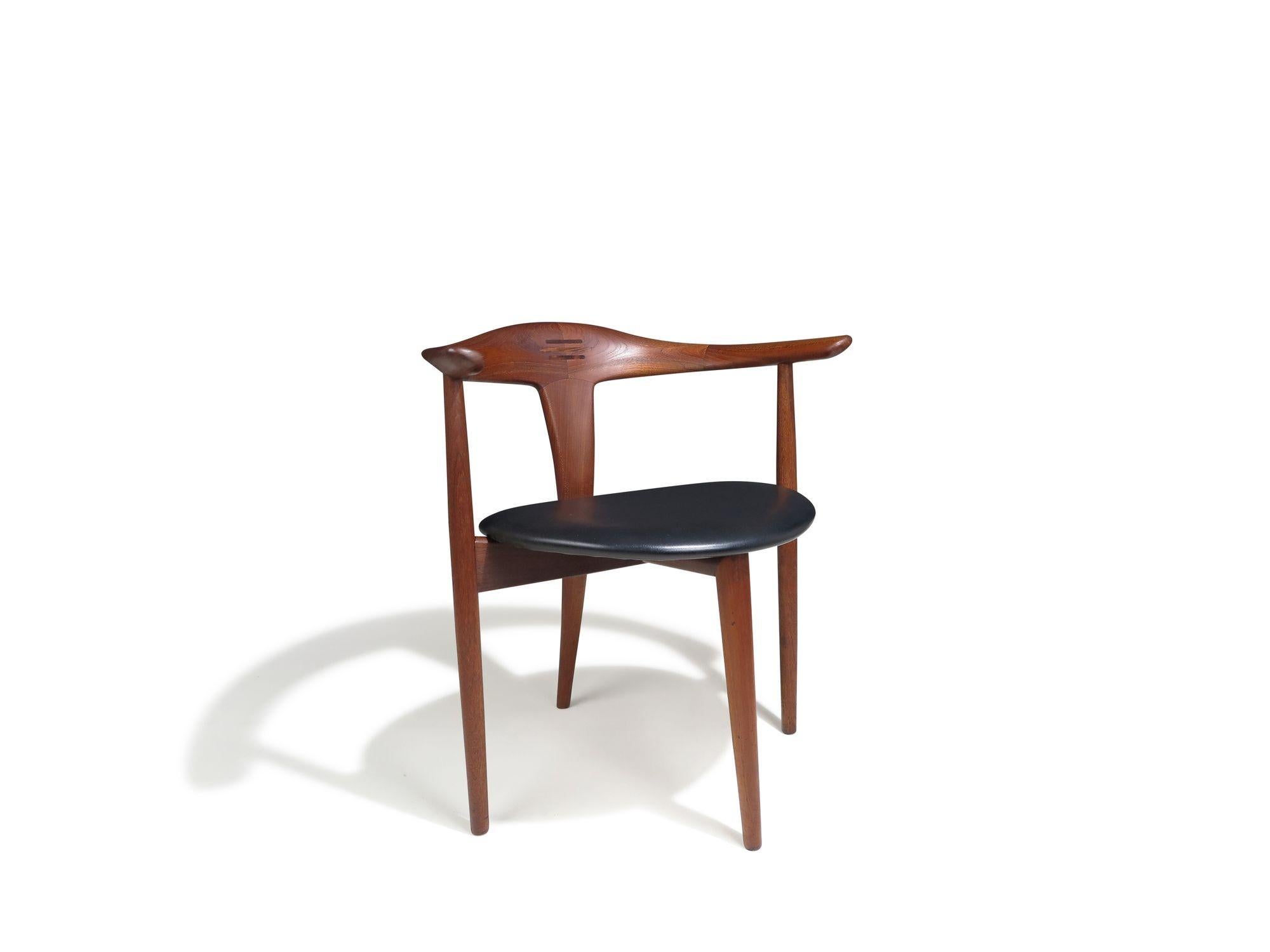 Poltrone squisitamente scolpite a mano da Erik Andersen e Palle Pedersen per Randers Møbelfabrik, che mostrano una precisione eccezionale grazie a un complesso gioco di curve scultoree, meticolosamente modellate su piani orizzontali e verticali.
Lo