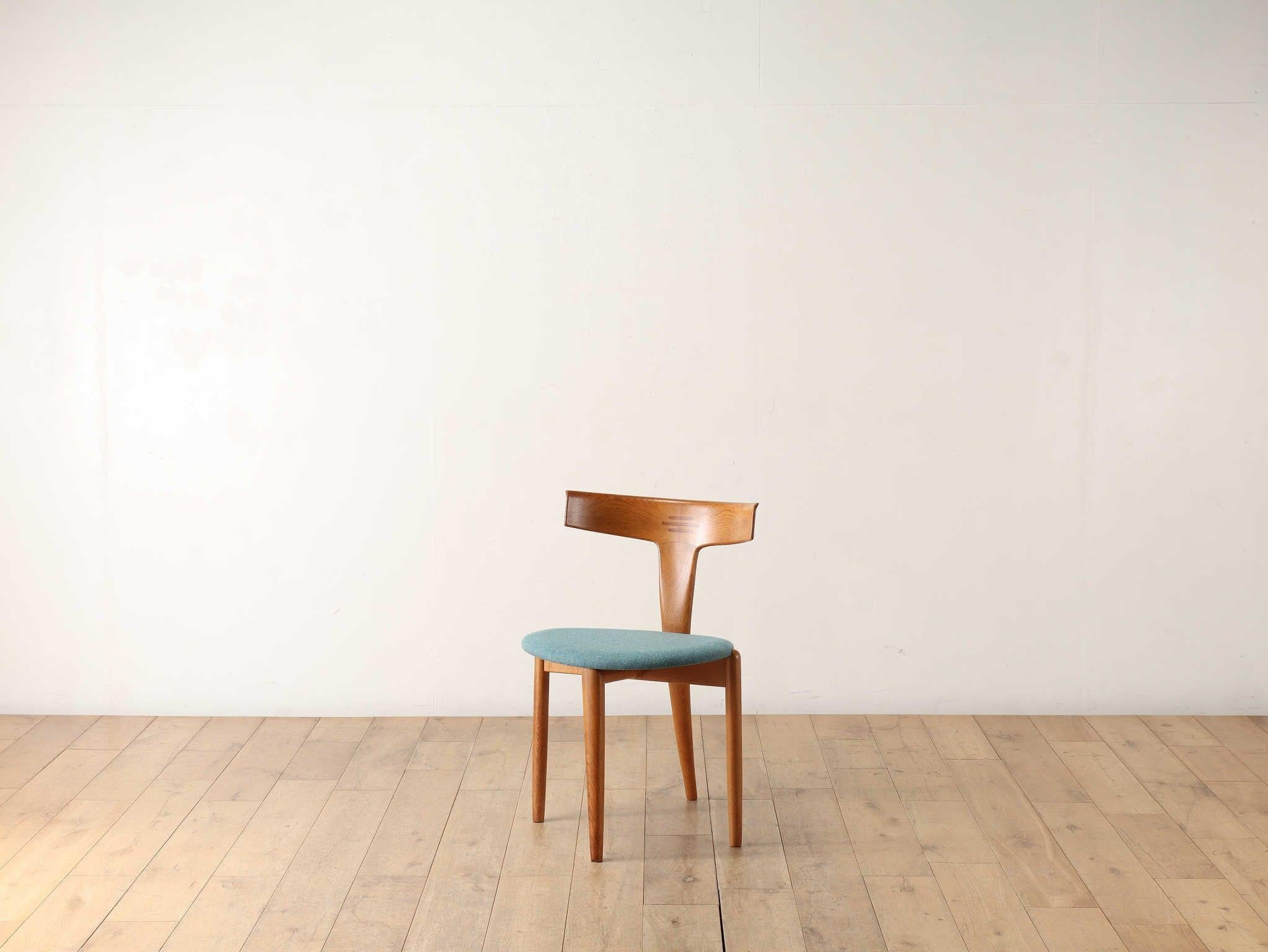 Questa sedia da pranzo è stata progettata da Erik Andersen e Palle Pedersen per Randers Møbelfabrik in Danimarca nel 1963. Presenta una struttura in rovere chiaro con gambe affusolate a diamante e uno schienale curvo a forma di T per il massimo