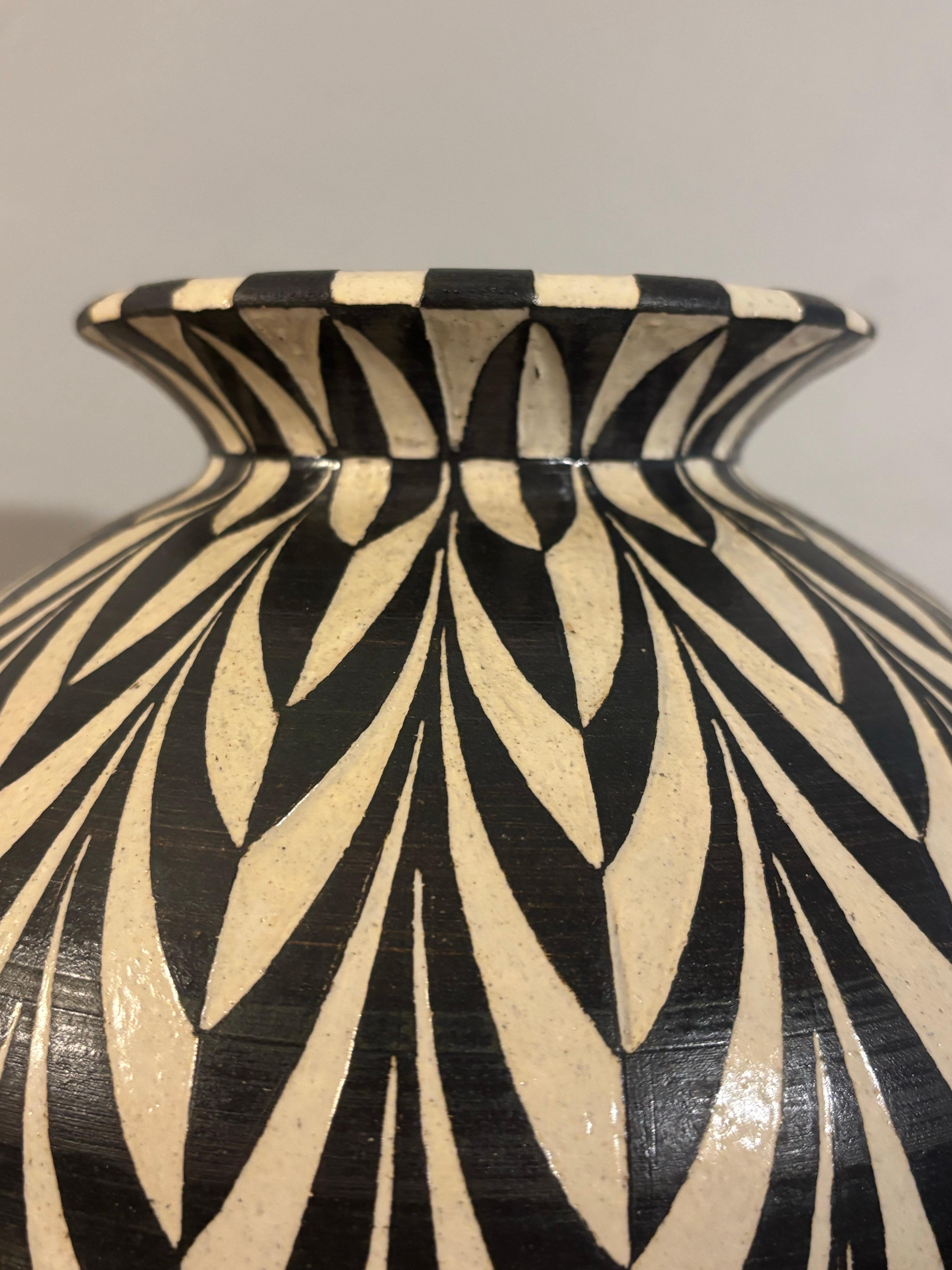 Bellissimo vaso in Studio Pottery realizzato da Erik Bright. 

Datato 26 gennaio 1996

Gres nero smaltato a scivolo con disegno a sgraffito
Firmato e con un'iscrizione che raffigura un apprezzamento per un suo assistente. 

I colori nero e bianco