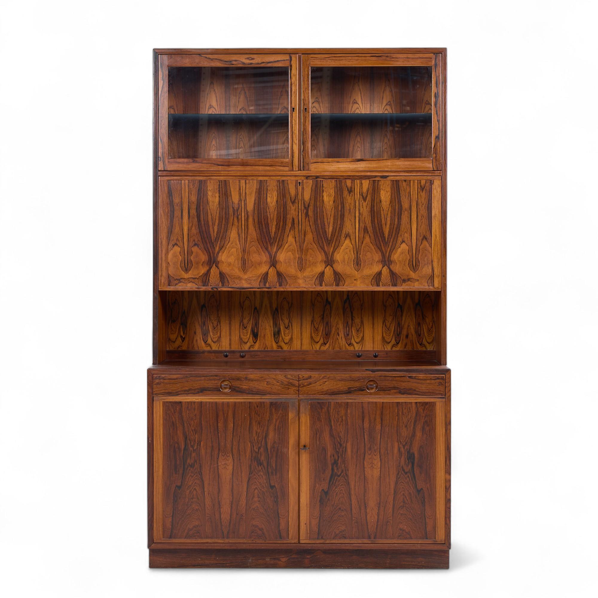 Erik Brouer per Brouer Furniture Credenza e conigliera in palissandro danese del Mid Century

La credenza misura: 42,5 larghezza x 17,75 profondità x 28,25 pollici di altezza
Il mobile misura: 42,5 larghezza x 11 profondità x 45,75 pollici di