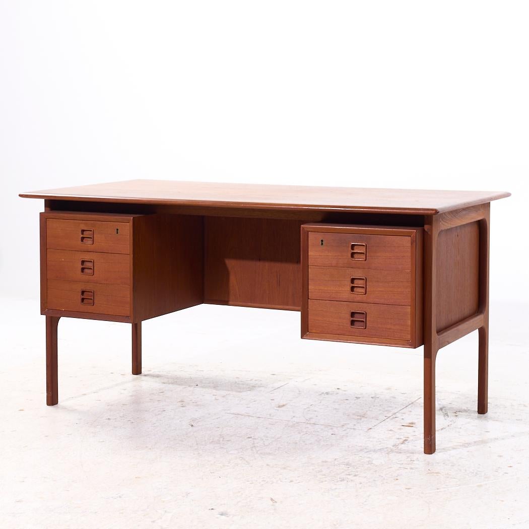 Erik Brouer for Brouer Møbelfabrik Mid Century Danish Teak Desk (Moderne der Mitte des Jahrhunderts) im Angebot