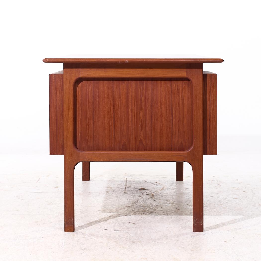 Erik Brouer for Brouer Møbelfabrik Mid Century Danish Teak Desk (Dänisch) im Angebot