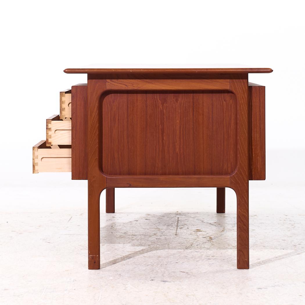 Erik Brouer for Brouer Møbelfabrik Mid Century Danish Teak Desk im Zustand „Gut“ im Angebot in Countryside, IL