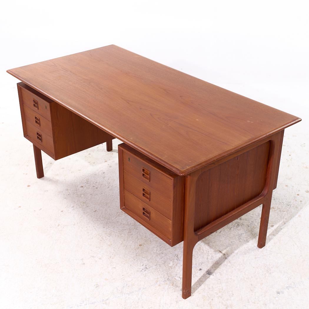 Erik Brouer for Brouer Møbelfabrik Mid Century Danish Teak Desk (Teakholz) im Angebot