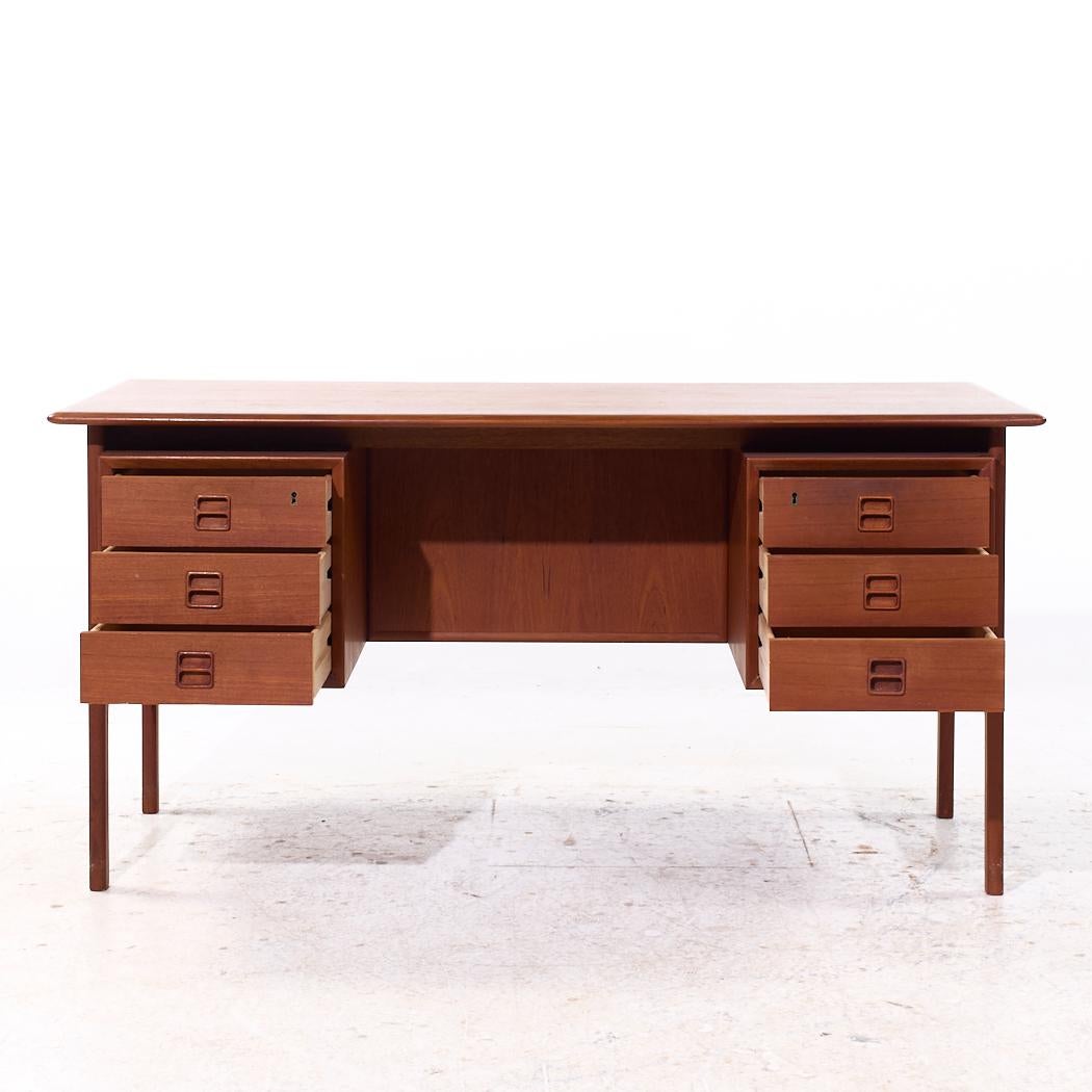 Erik Brouer for Brouer Møbelfabrik Mid Century Danish Teak Desk im Angebot 1