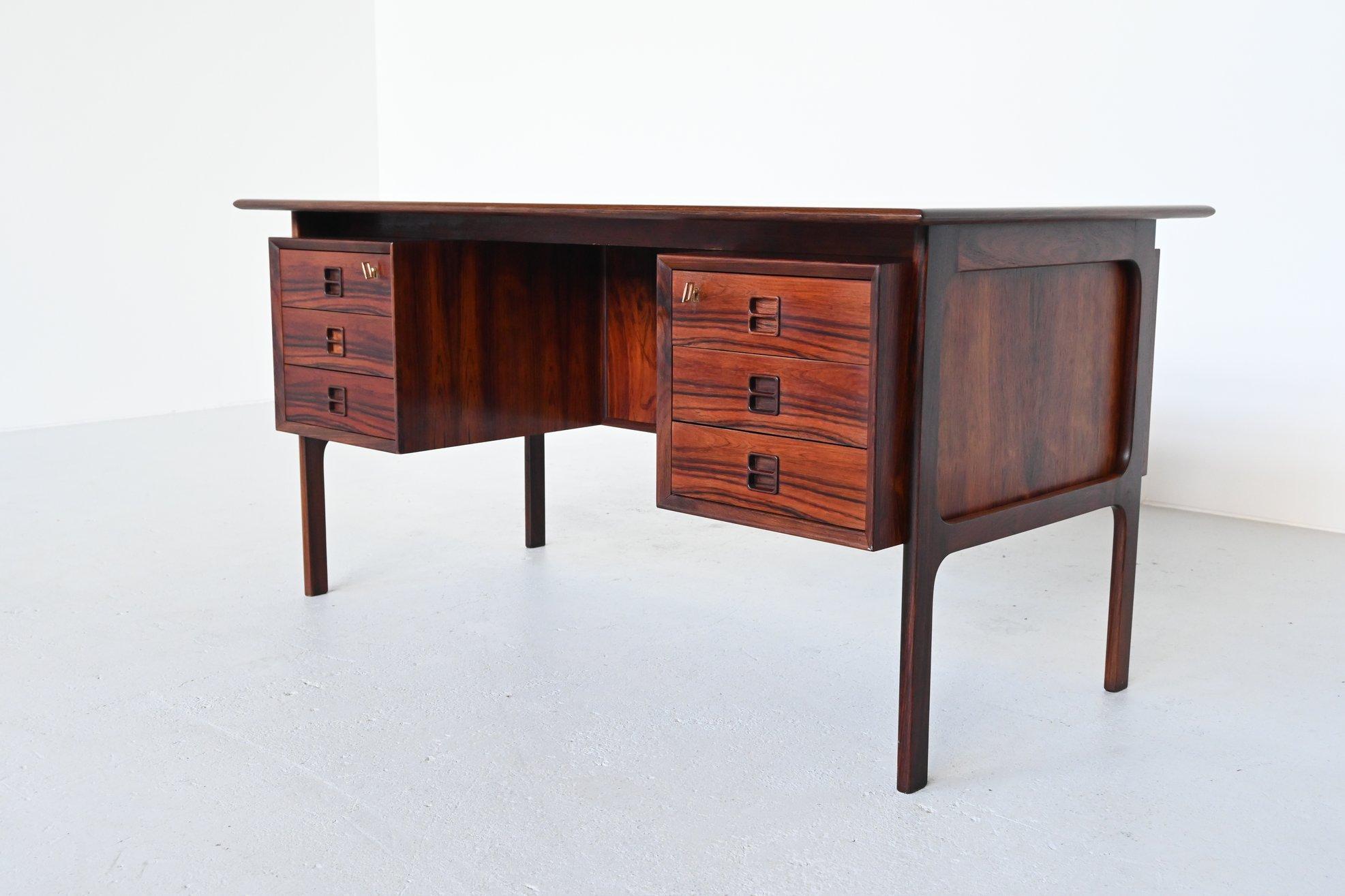Very nicely crafted writing desk designed by Erik Brouer and manufactured by Brouer Møbelfabrik, Denmark, 1960. It’s made of rosewood and has a very nice grain to the wood. This symmetric desk has 6 drawers and 3 storage spaces at the back, complete