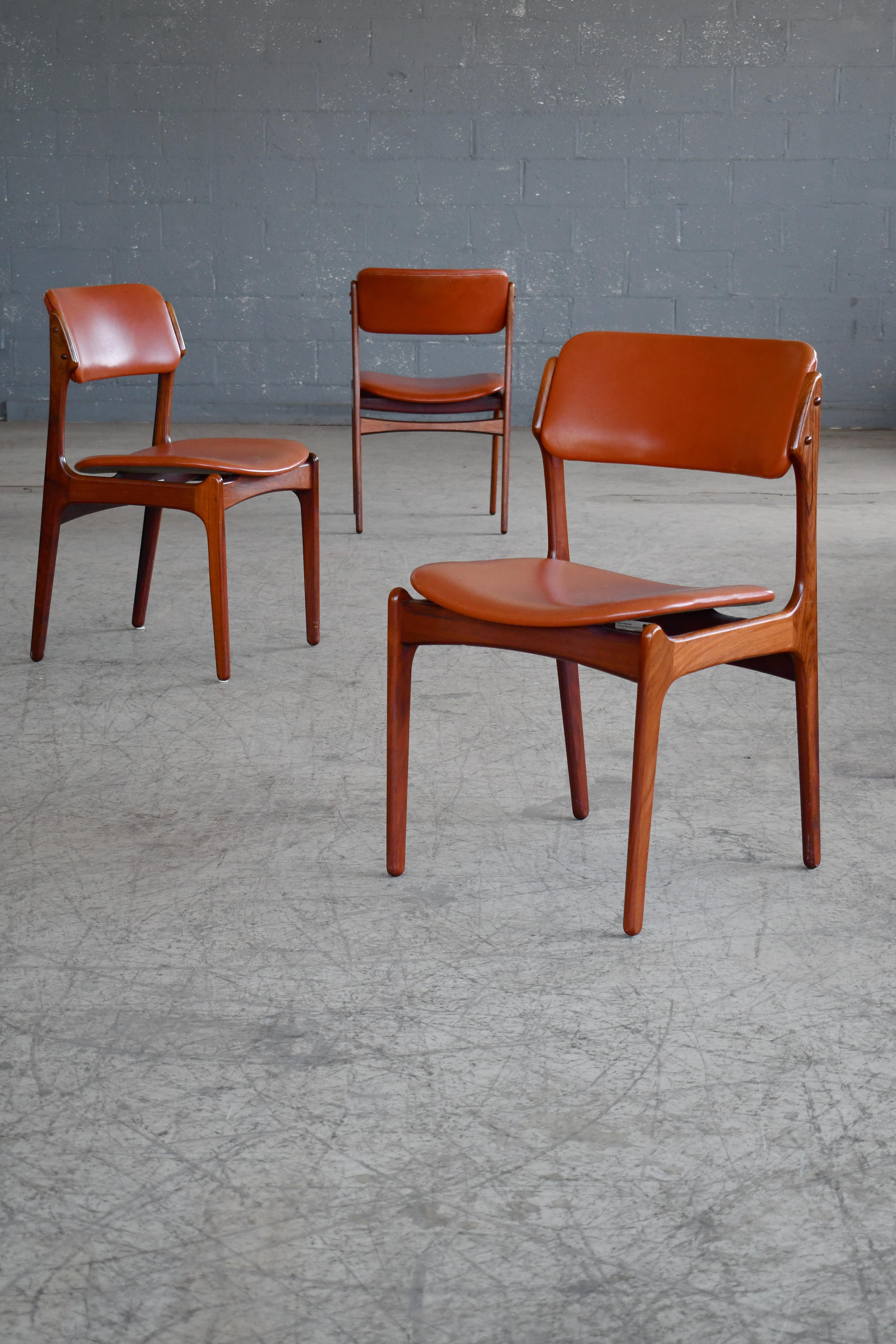 Erik Buch 1960s Set of Six Danish Teak Dining Chairs in Leather and Rosewood In Good Condition In Bridgeport, CT