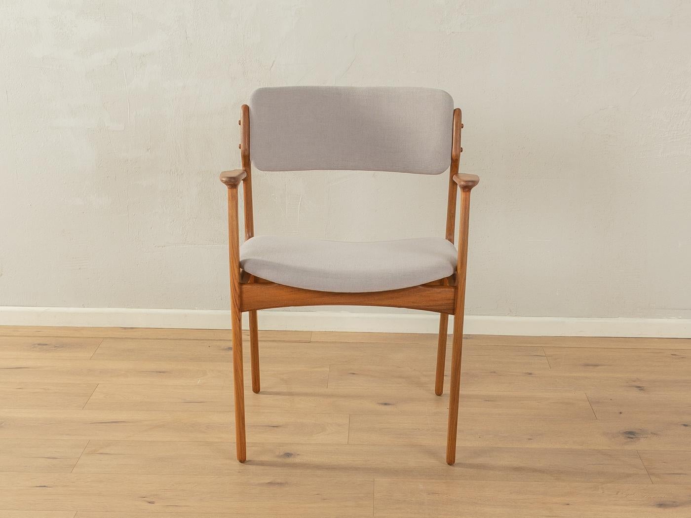 Klassischer Sessel von Erik Buch mit einem Gestell aus Teakholz. Entwurf von 1954. Der Stuhl wurde neu gepolstert und mit einem hochwertigen Stoff in Hellgrau bezogen.

Qualitätsmerkmale:
    vollendetes Design: perfekte Proportionen und sichtbare