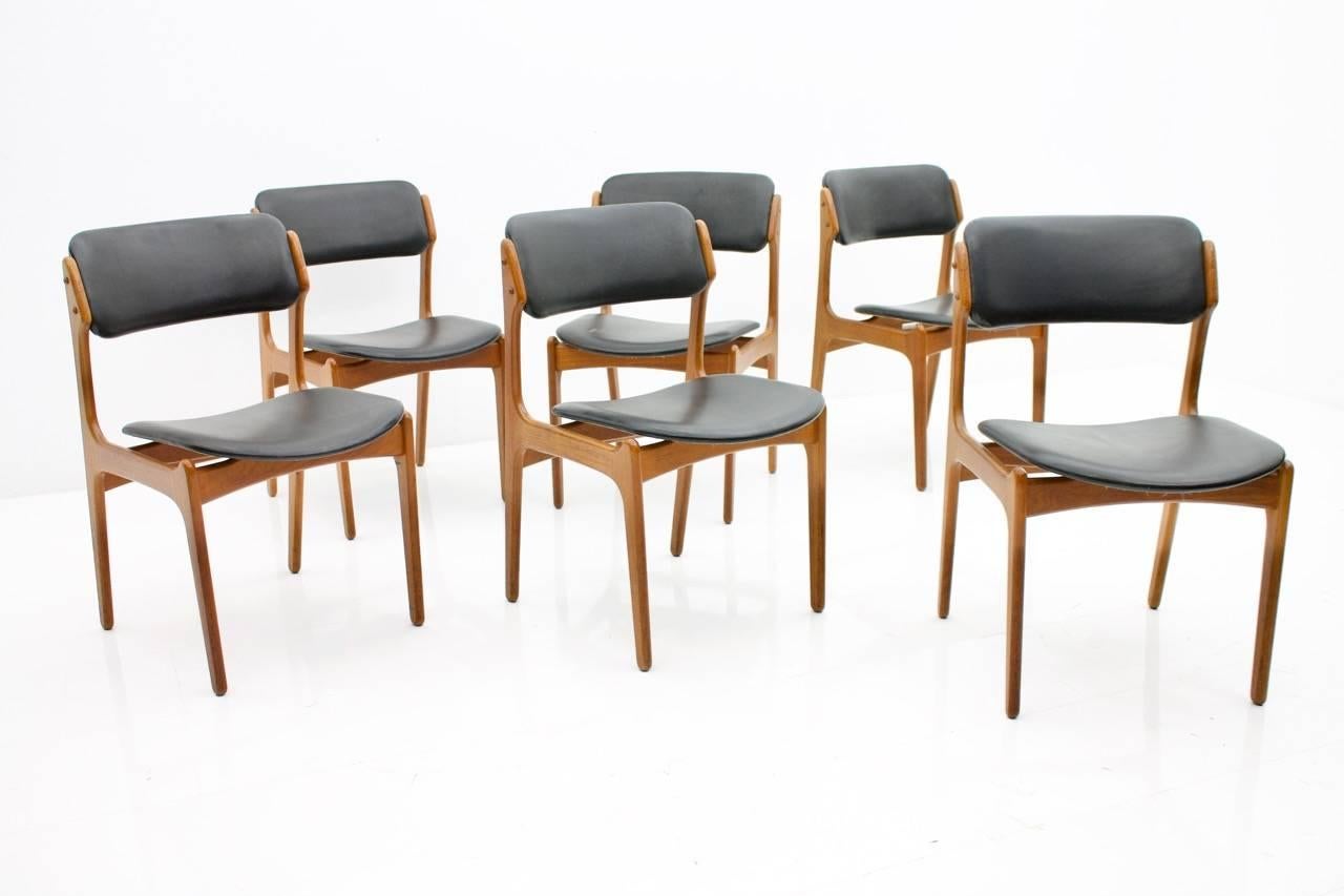 Set of six dining room chairs made of teak wood and black Leather. Designed by Erik Buch and made by Oddense Møbelfabriek, 1960s. Very good condition.

 
