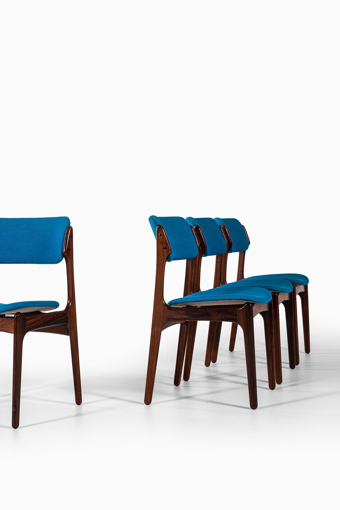 Rare ensemble de six chaises de salle à manger modèle OD-49 conçu par Erik Buck. Produit par Oddense maskinsnedkeri A/S au Danemark.
