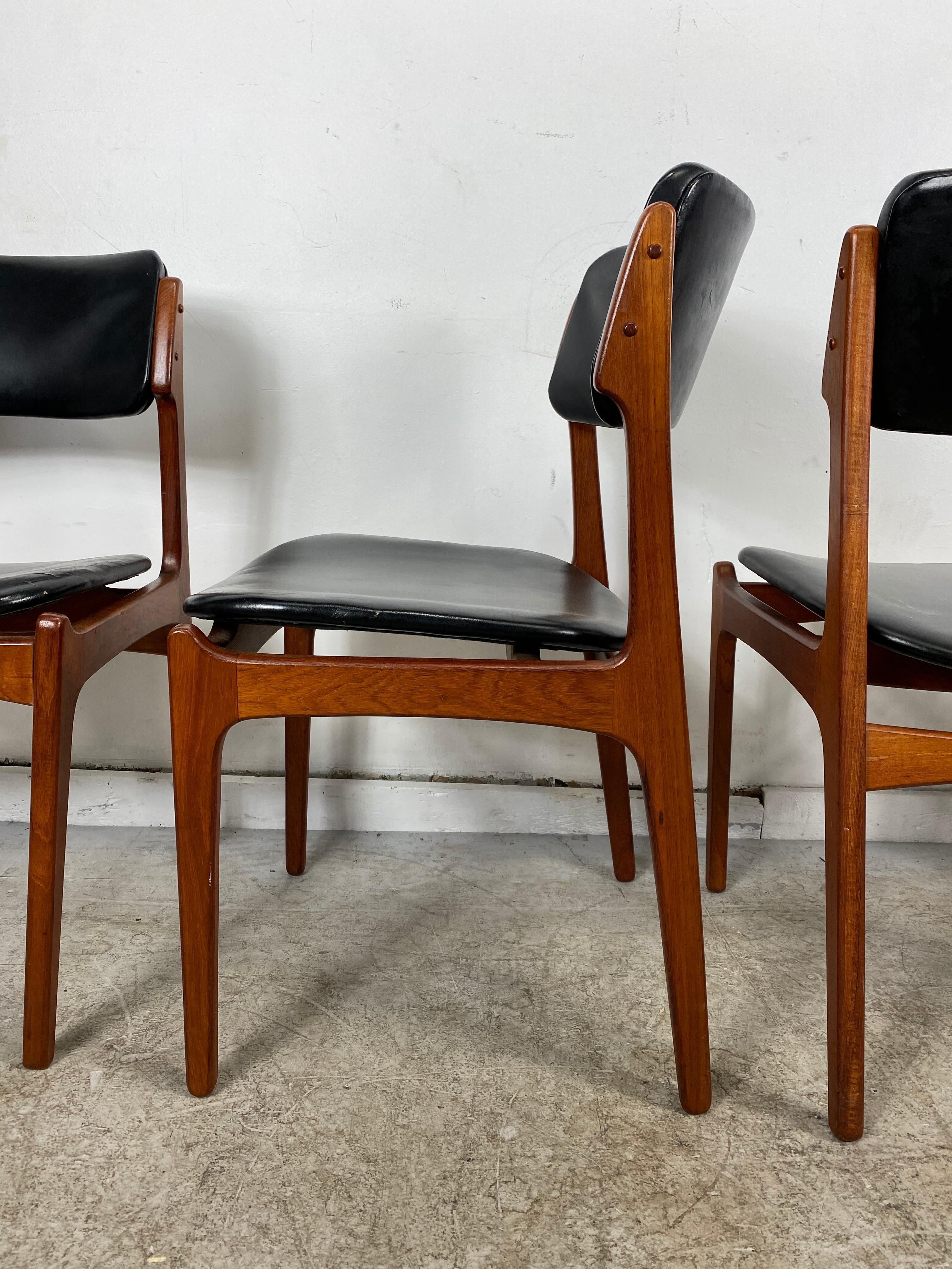 Bel ensemble de quatre chaises de salle à manger modèle OD-49 conçu par Erik Buck. Teck et cuir noir d'origine. Produit par Oddense Maskinsnedkeri A/S au Danemark.
