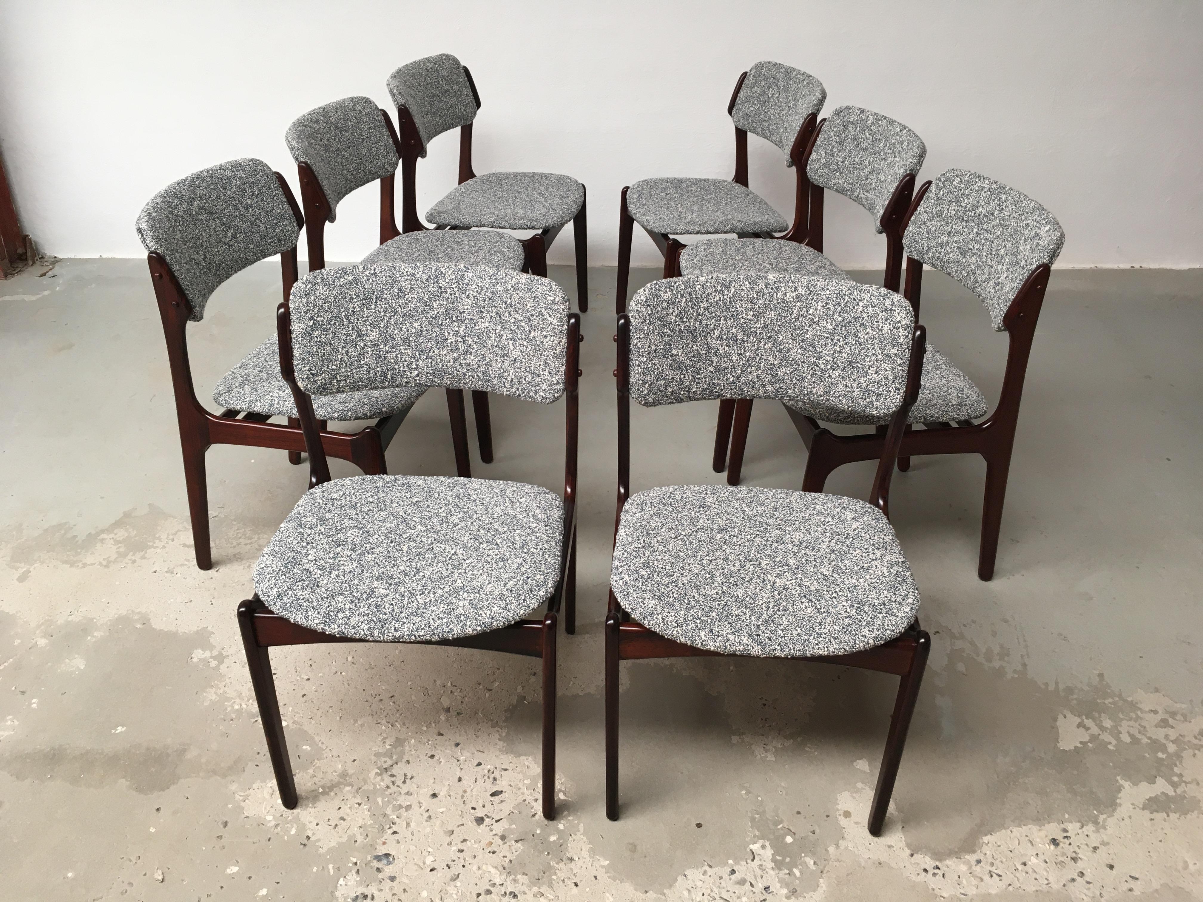 Erik Buch Acht personalisierbare Palisander-Esszimmerstühle in ausgezeichnetem Zustand von Oddense Maskinsnedkeri, 1960er Jahre

Die Stühle haben eine schlichte, ansprechende Konstruktion, die immer mehr zum Sammlerstück wird und ein sehr bequemes