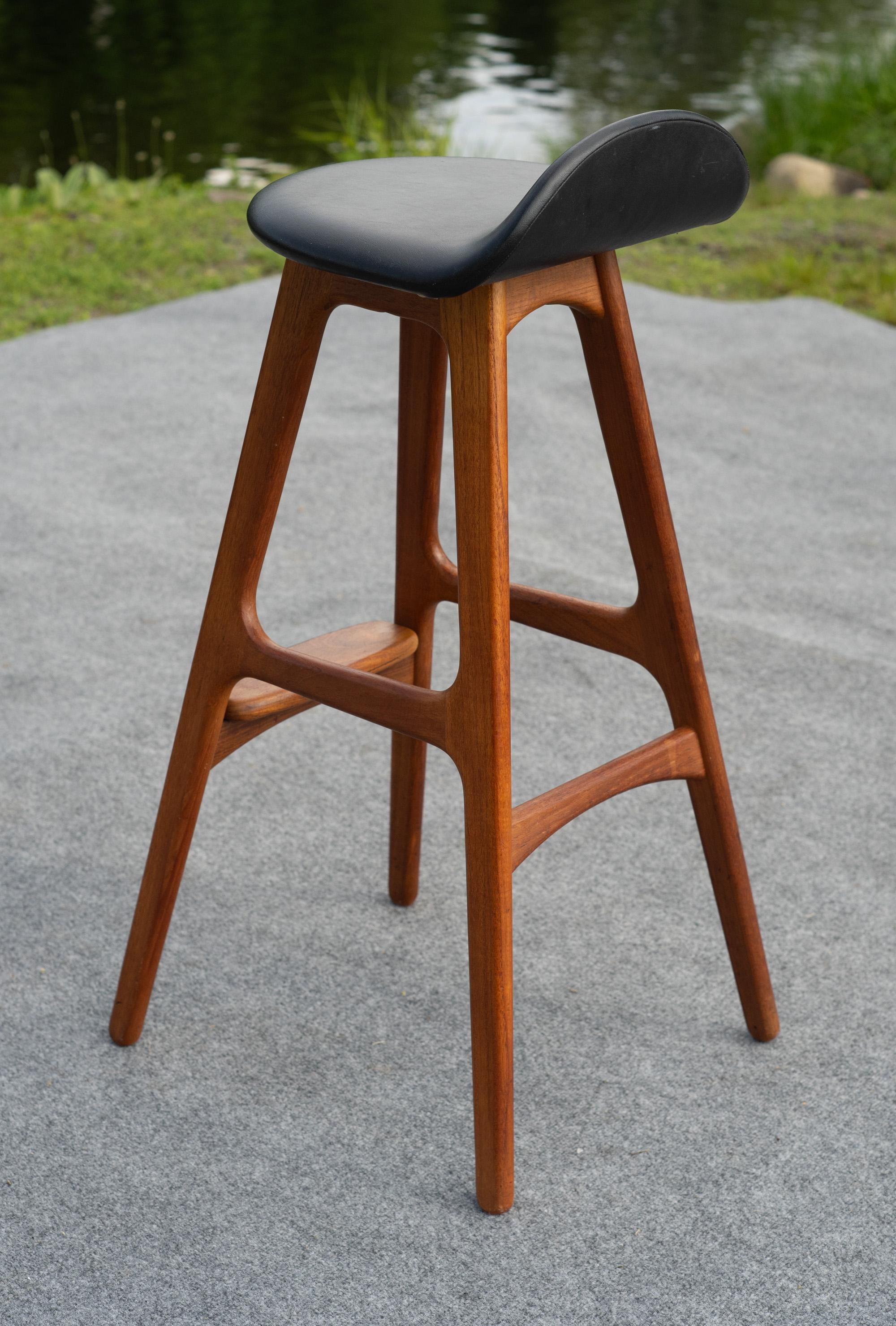 Erik Buch per D. A. Sgabello da bar in teak massiccio danese vintage di AM Mobler in vendita 2