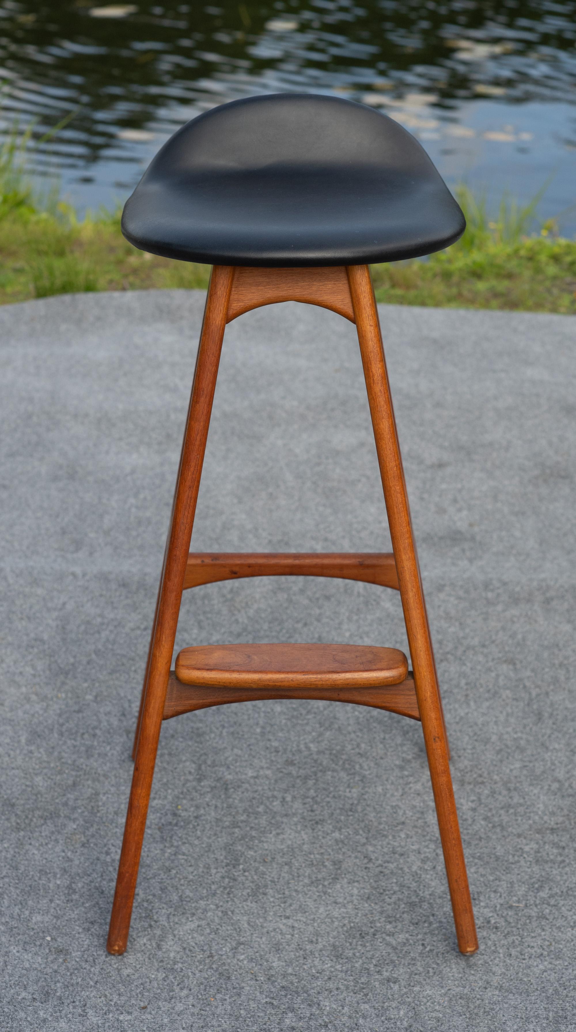 Bellissimi sgabelli da bar, modello OD61 del designer danese Erik Buch e prodotti da OD Mobler, anni '60. Uno sgabello da bar scultoreo, elegante e confortevole. Le strutture sono in teak massiccio e le sedute sono rivestite in pelle vinilica nera.