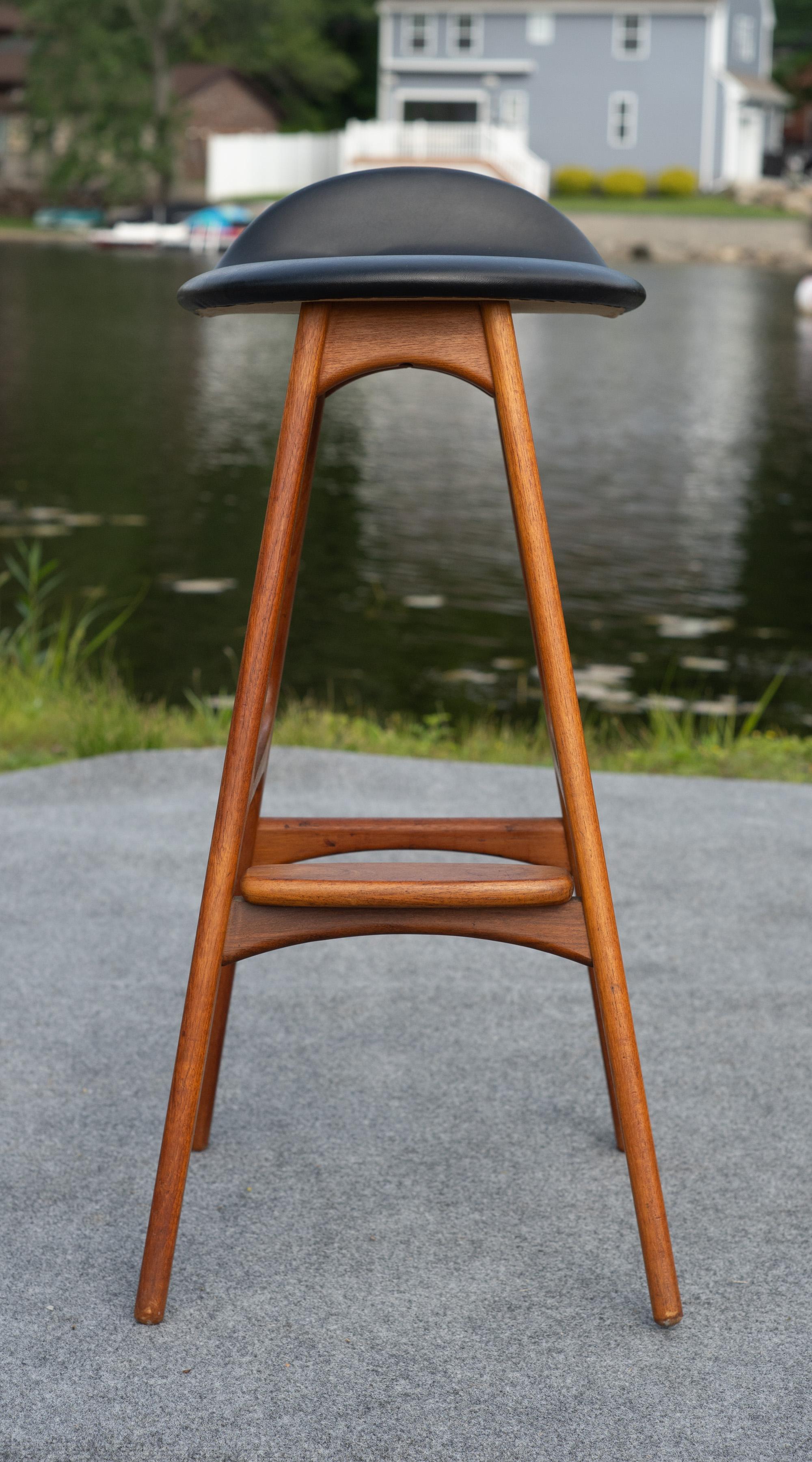 Mid-Century moderno Erik Buch per D. A. Sgabello da bar in teak massiccio danese vintage di AM Mobler in vendita