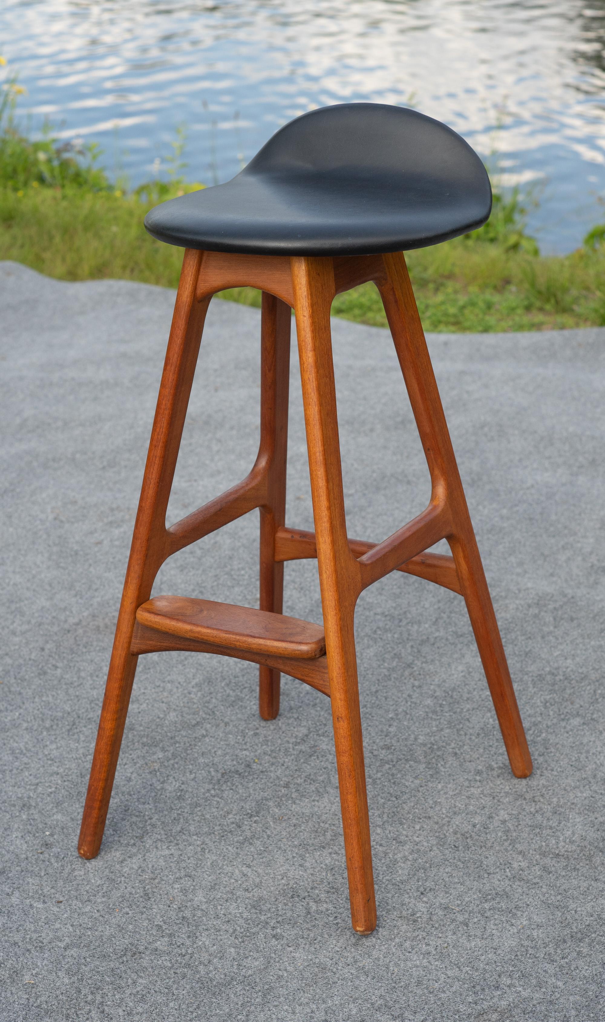 Intagliato Erik Buch per D. A. Sgabello da bar in teak massiccio danese vintage di AM Mobler in vendita