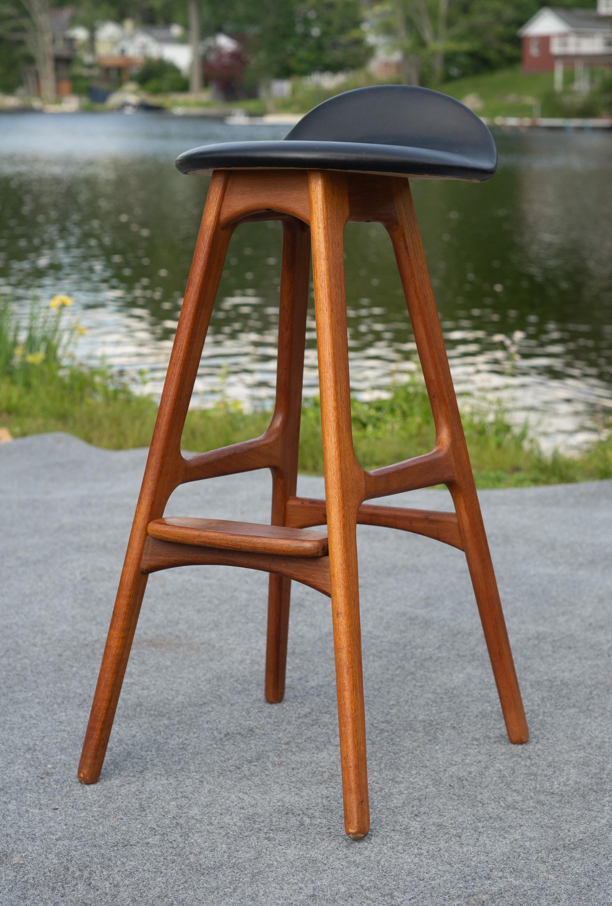 Metà XX secolo Erik Buch per D. A. Sgabello da bar in teak massiccio danese vintage di AM Mobler in vendita