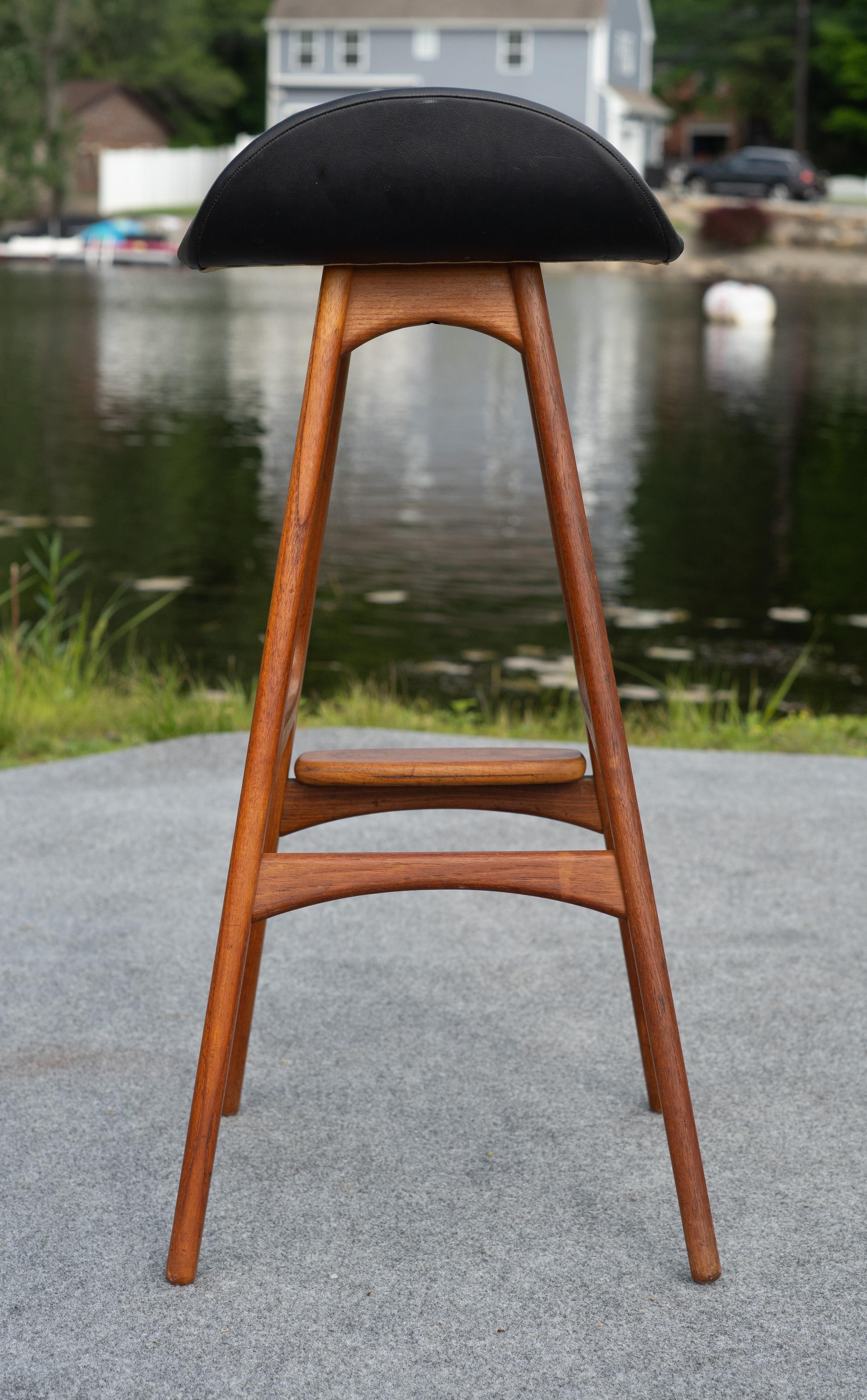 Materiale sintetico Erik Buch per D. A. Sgabello da bar in teak massiccio danese vintage di AM Mobler in vendita
