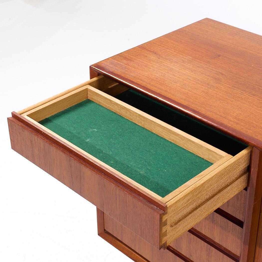 Erik Buch per Oddense Maskinsnedkeri Credenza danese di metà secolo in teak in vendita 4