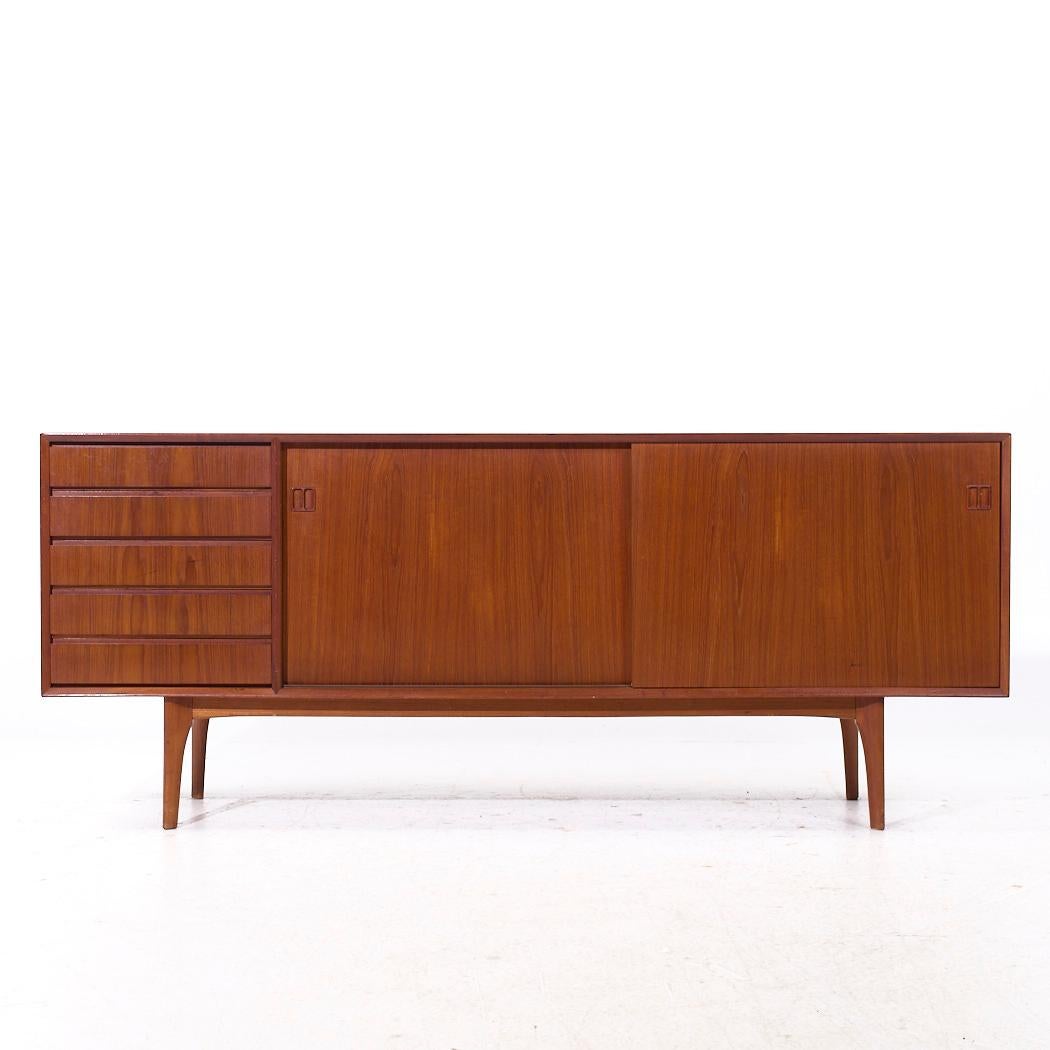 Erik Buch per Oddense Maskinsnedkeri Credenza danese di metà secolo in teak

Questa credenza misura: 78,75 larghezza x 17,75 profondità x 32,5 pollici di altezza

Tutti i mobili possono essere acquistati in quello che noi chiamiamo stato vintage