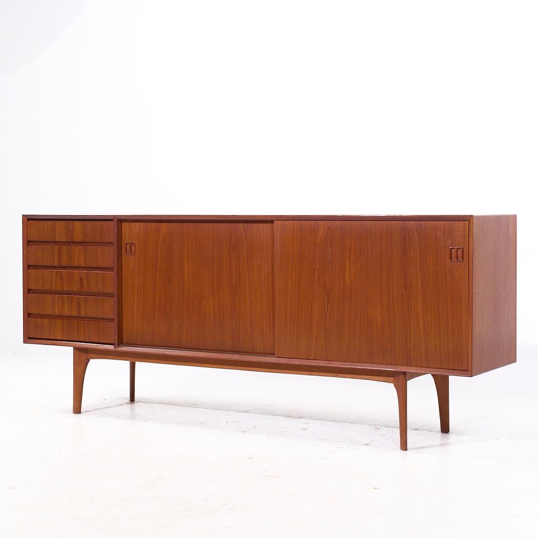 Mid-Century moderno Erik Buch per Oddense Maskinsnedkeri Credenza danese di metà secolo in teak in vendita