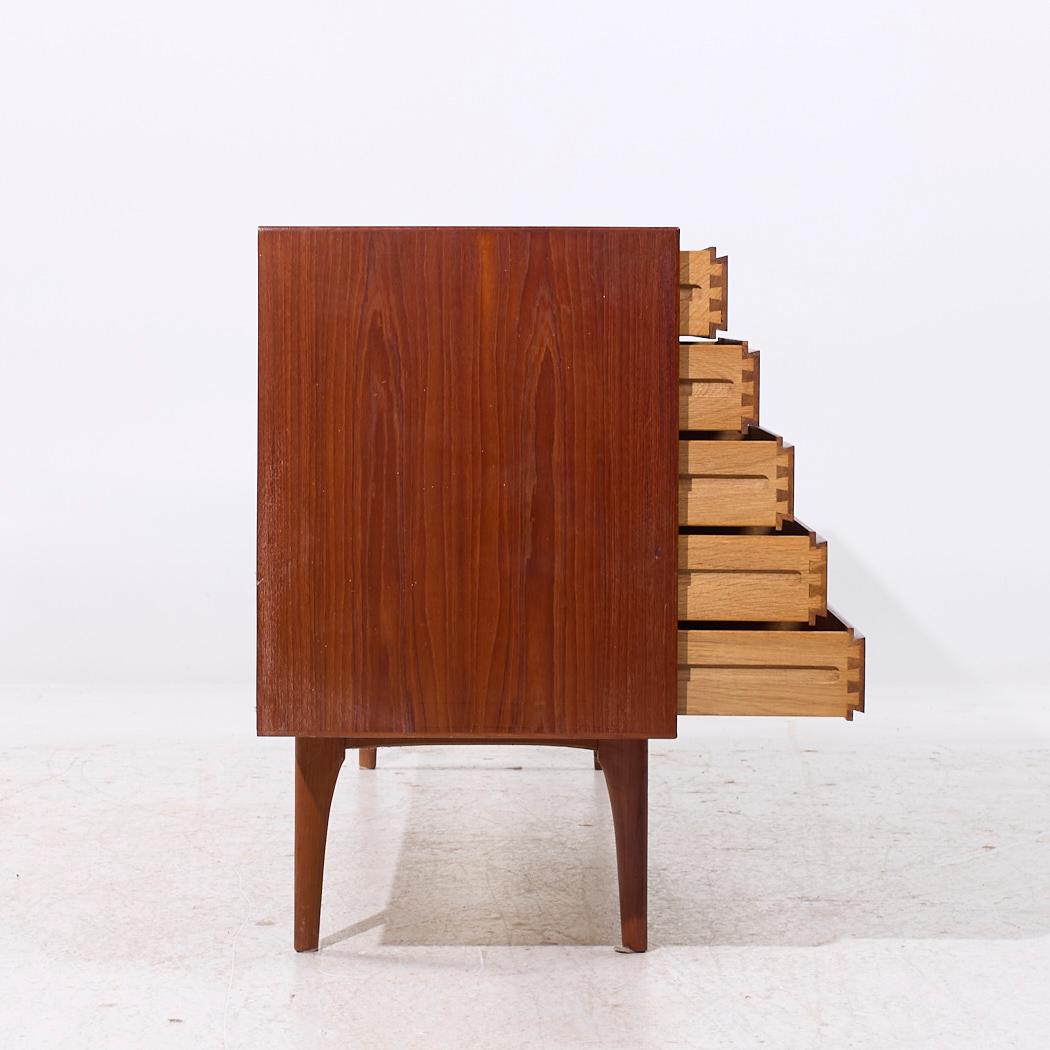 Danese Erik Buch per Oddense Maskinsnedkeri Credenza danese di metà secolo in teak in vendita