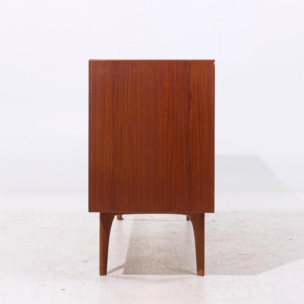 Erik Buch per Oddense Maskinsnedkeri Credenza danese di metà secolo in teak In condizioni buone in vendita a Countryside, IL
