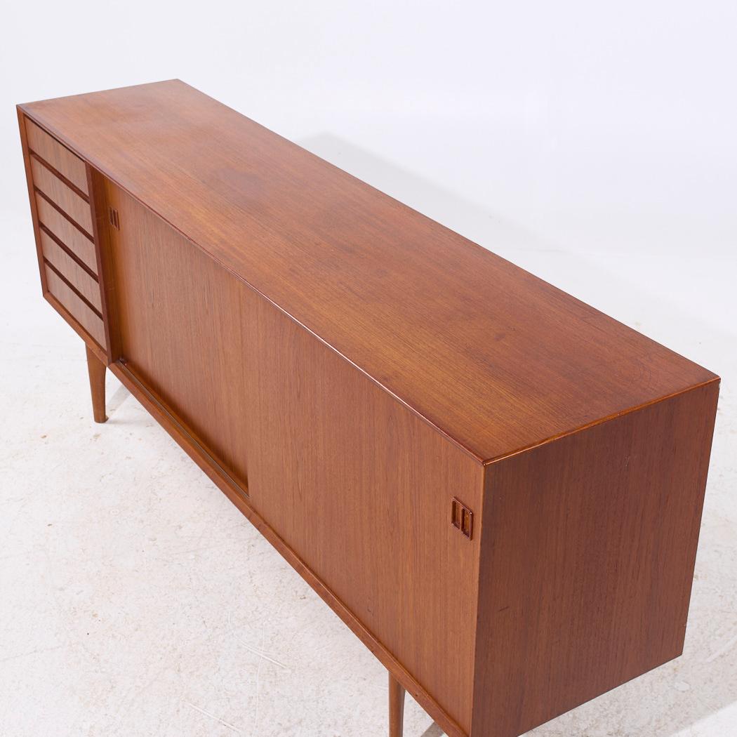 Fine XX secolo Erik Buch per Oddense Maskinsnedkeri Credenza danese di metà secolo in teak in vendita