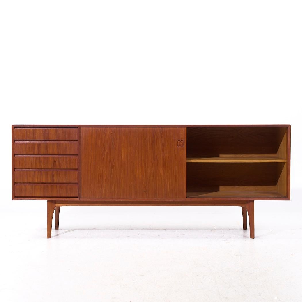 Teak Erik Buch per Oddense Maskinsnedkeri Credenza danese di metà secolo in teak in vendita