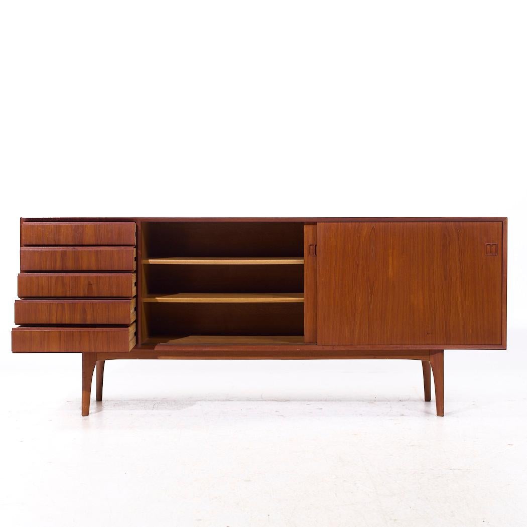 Erik Buch per Oddense Maskinsnedkeri Credenza danese di metà secolo in teak in vendita 1