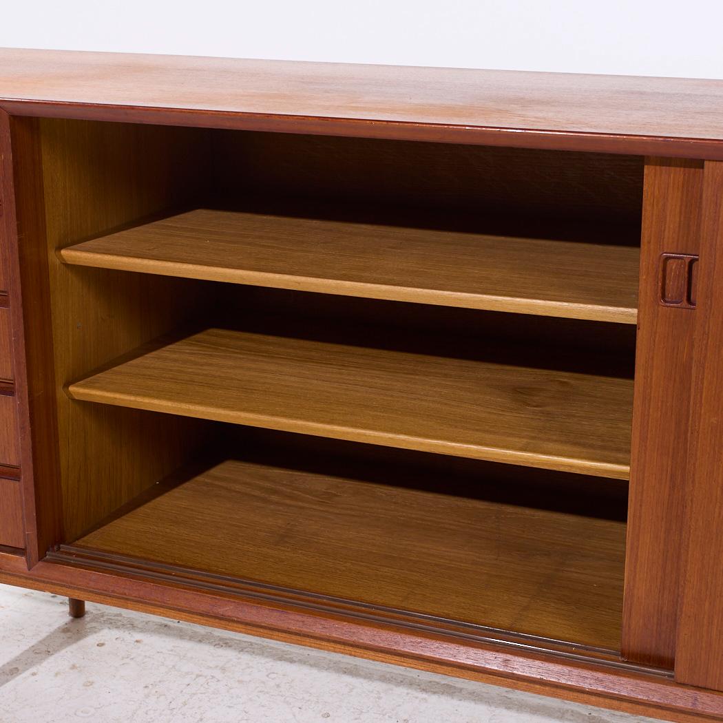 Erik Buch per Oddense Maskinsnedkeri Credenza danese di metà secolo in teak in vendita 2