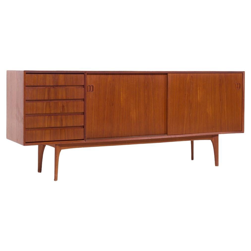Erik Buch per Oddense Maskinsnedkeri Credenza danese di metà secolo in teak in vendita